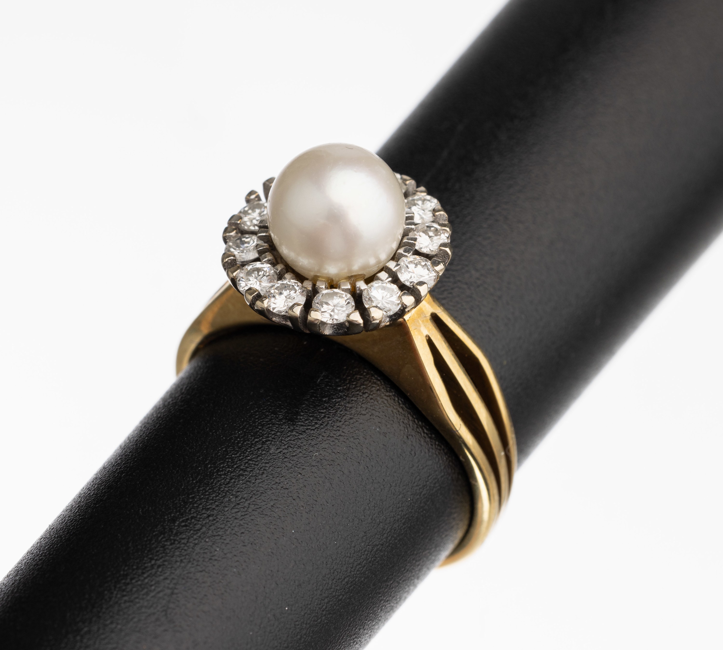 14 kt Gold Zuchtperl Brillant Ring, GG/WG 585/000, 1 Zuchtperle Durchm. ca. 7.3 , umgeben von 12 Brillanten zus. ca. 0.50 ct feines Weiß/vs, RW 55, ...