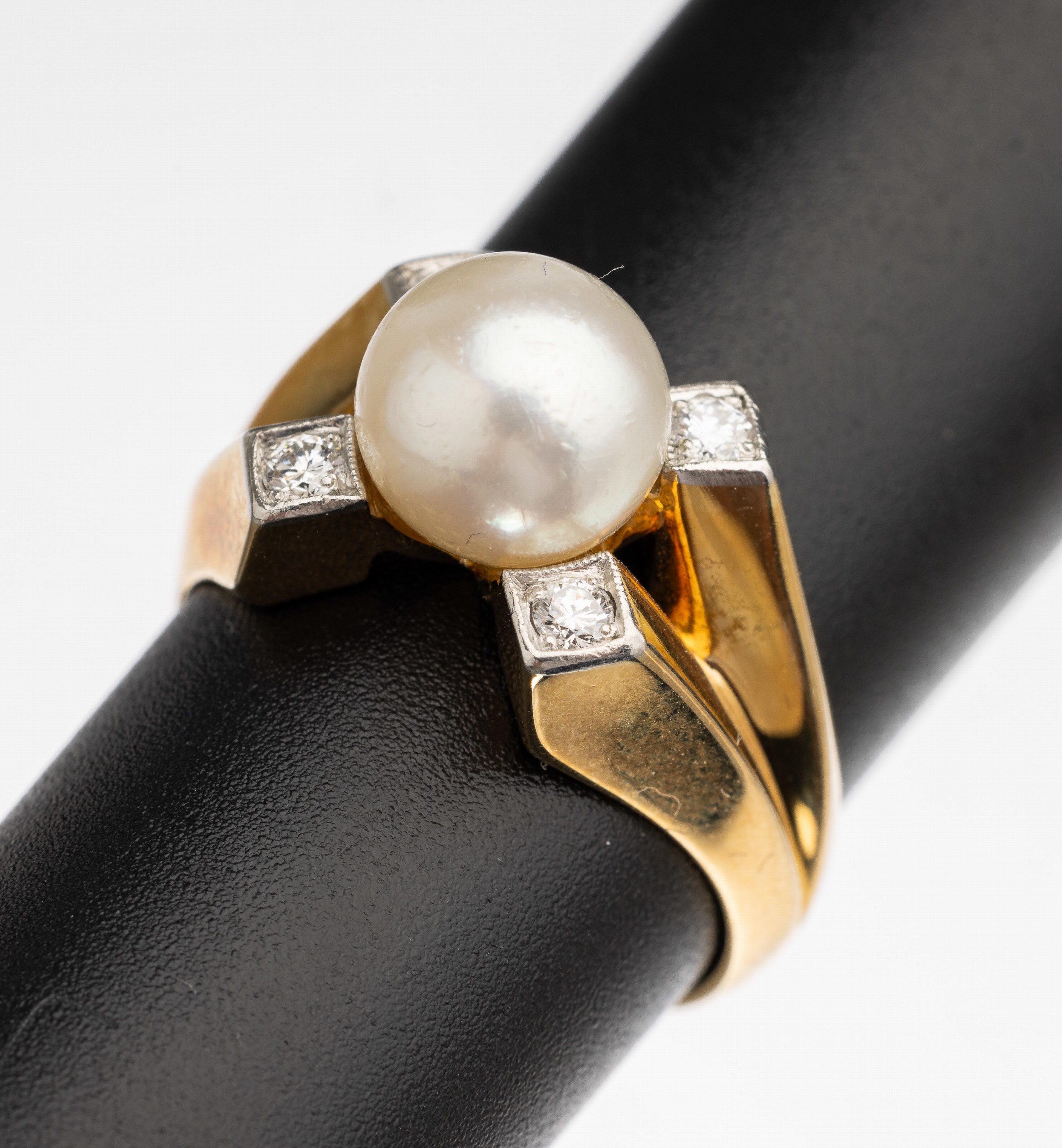 14 kt Gold Perl Brillant Ring, GG 585/000, 4 in WG gefasste Brillanten zus. ca. 0.17 ct feines Weiß/vs, 1 Zuchtperle Durchm. ca. 8.5 mm, total ca. ...