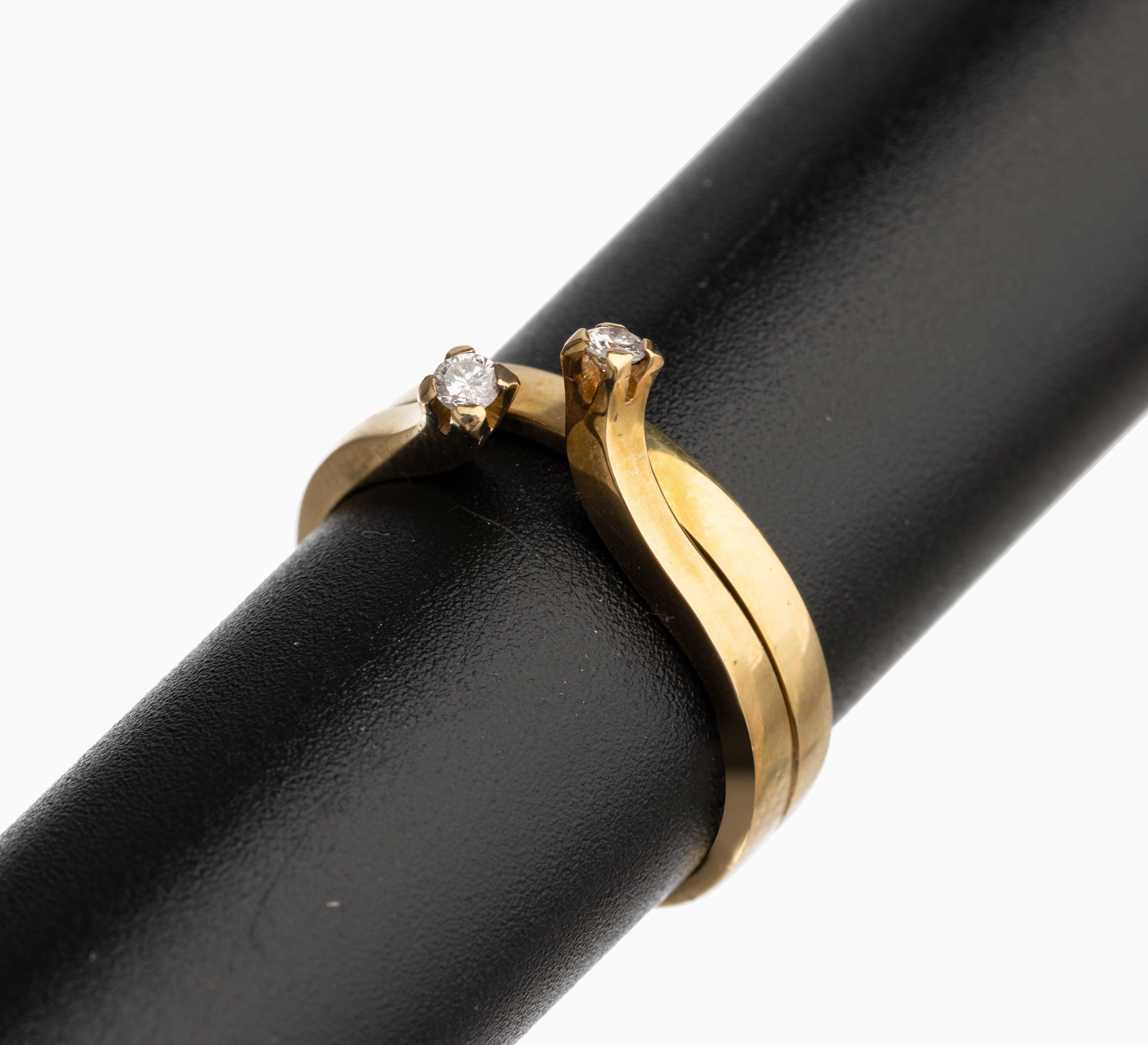 14 kt Gold Brillant Ring, GG 585/000, 2 Brillanten zus. ca. 0.09 ct feines Weiß/vs, RW55, total ca. 4.6 g