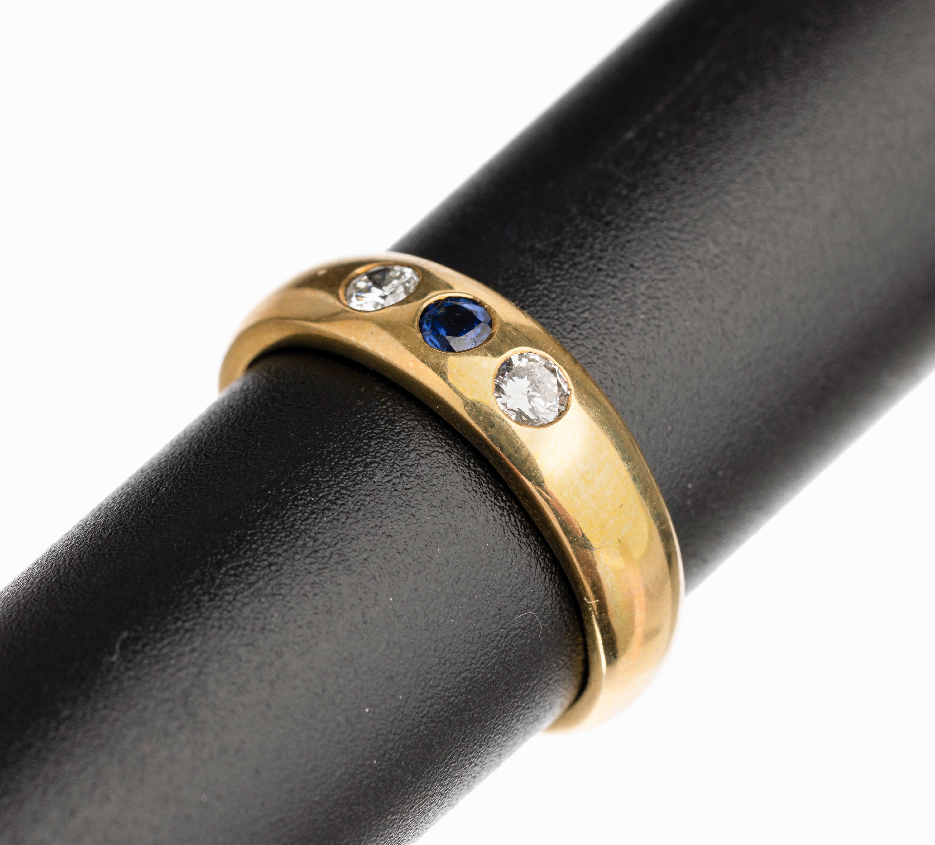 14 kt Gold Brillant Saphir Ring, 1 rundfacett. Saphir ca. 0.24 ct, 2 Brill. zus. ca. 0.30 ct Weiß/si, RW 54.5, total ca. 4.9 g