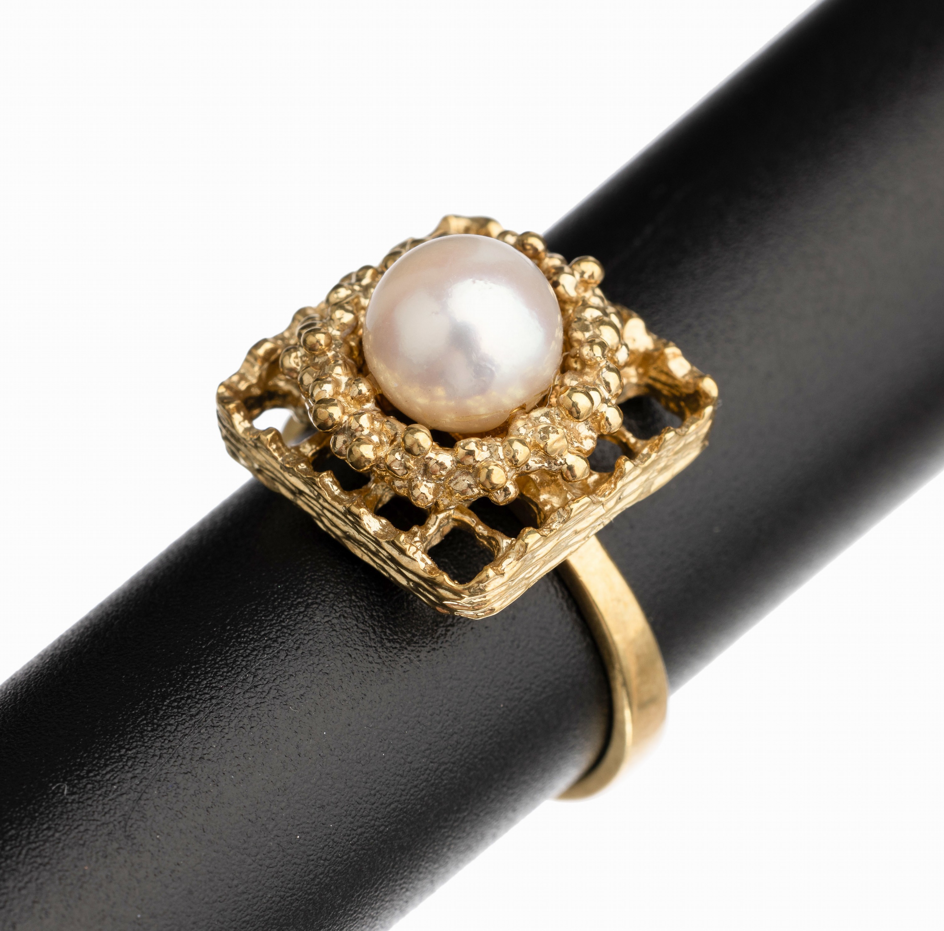 14 kt Gold Zuchtperl Ring, GG 585/000, 1 Zuchtperle Durchm. ca. 7.6 mm, quadratischer Ringkopf. RW 55.5, total ca. 8.4 g