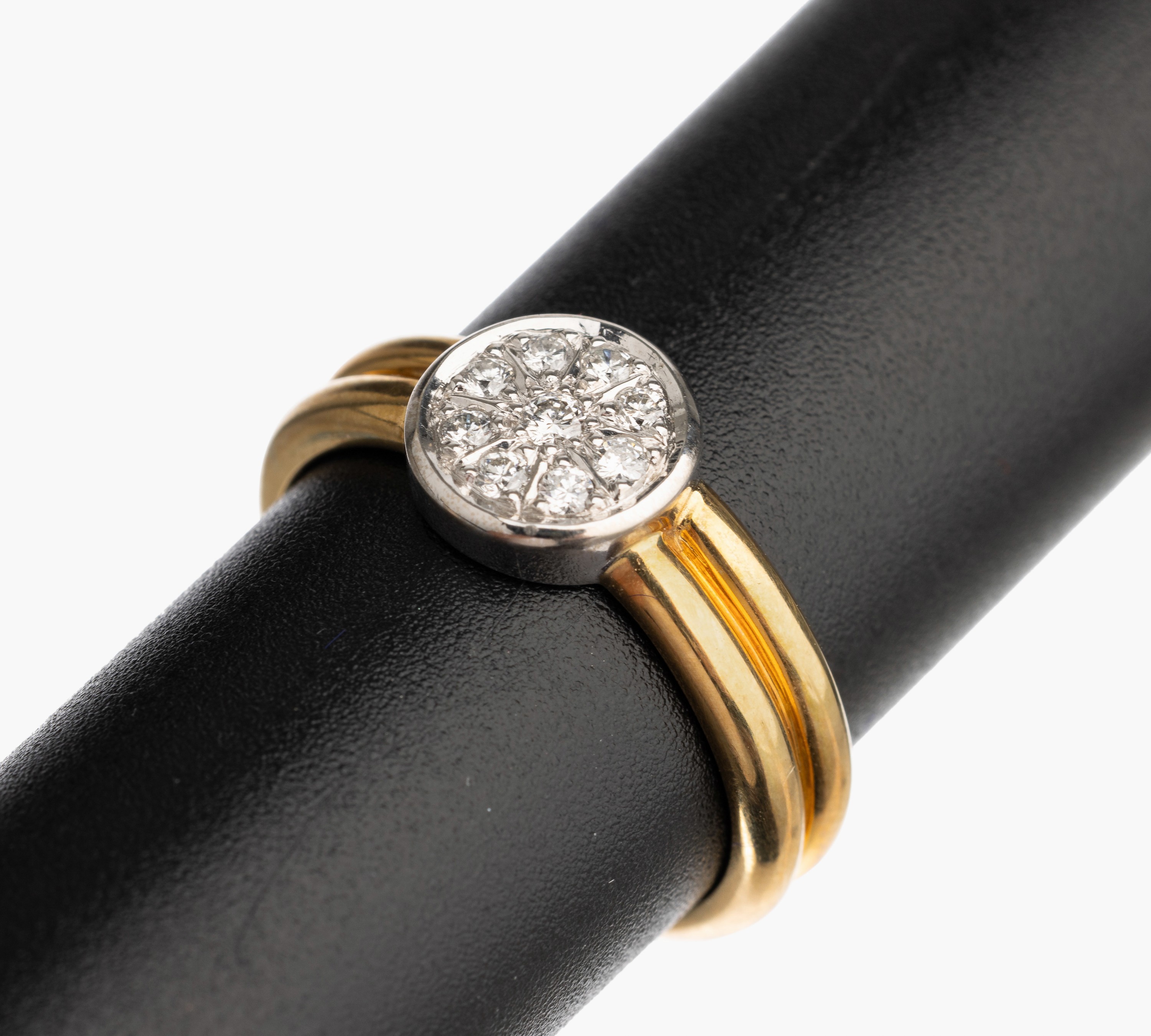 14 kt Gold Brillant Ring, GG/WG 585/000, 9 Brillanten zus. ca. 0.20 ct feines Weiß/vs, RW55, total ca. 6.2 g