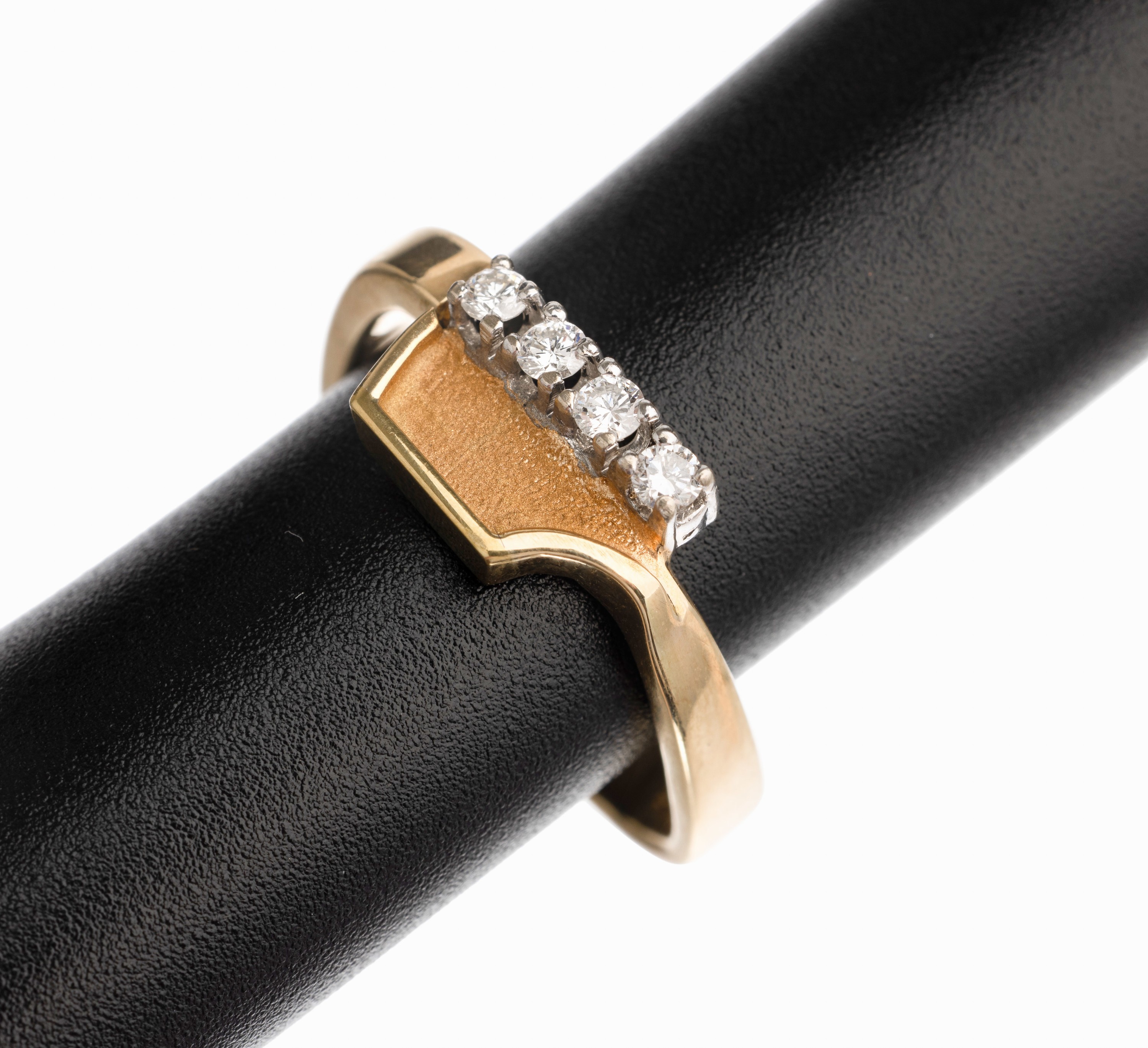 14 kt Gold Brillant Ring, GG 585/000, teilmatt., 4 in WG gefasste Brillanten zus. ca. 0.18 ct feines Weiß/vs, RW 53, total ca. 4.6 g