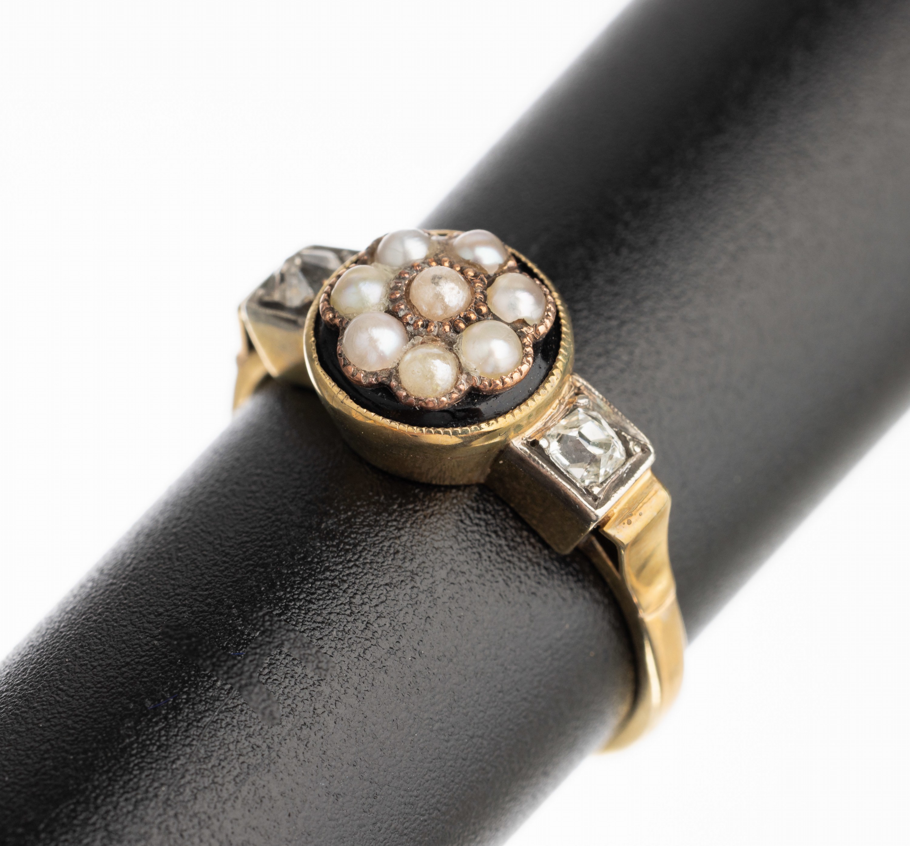 14 kt Gold Ring, um 1880, GG 585/000, kleine Saatperlchen auf Onyxplatte, 2 Altschliff-Diamanten zus. ca. 0.20 ct Weiß/p 1, RW 54, total ca. 2.8 g
