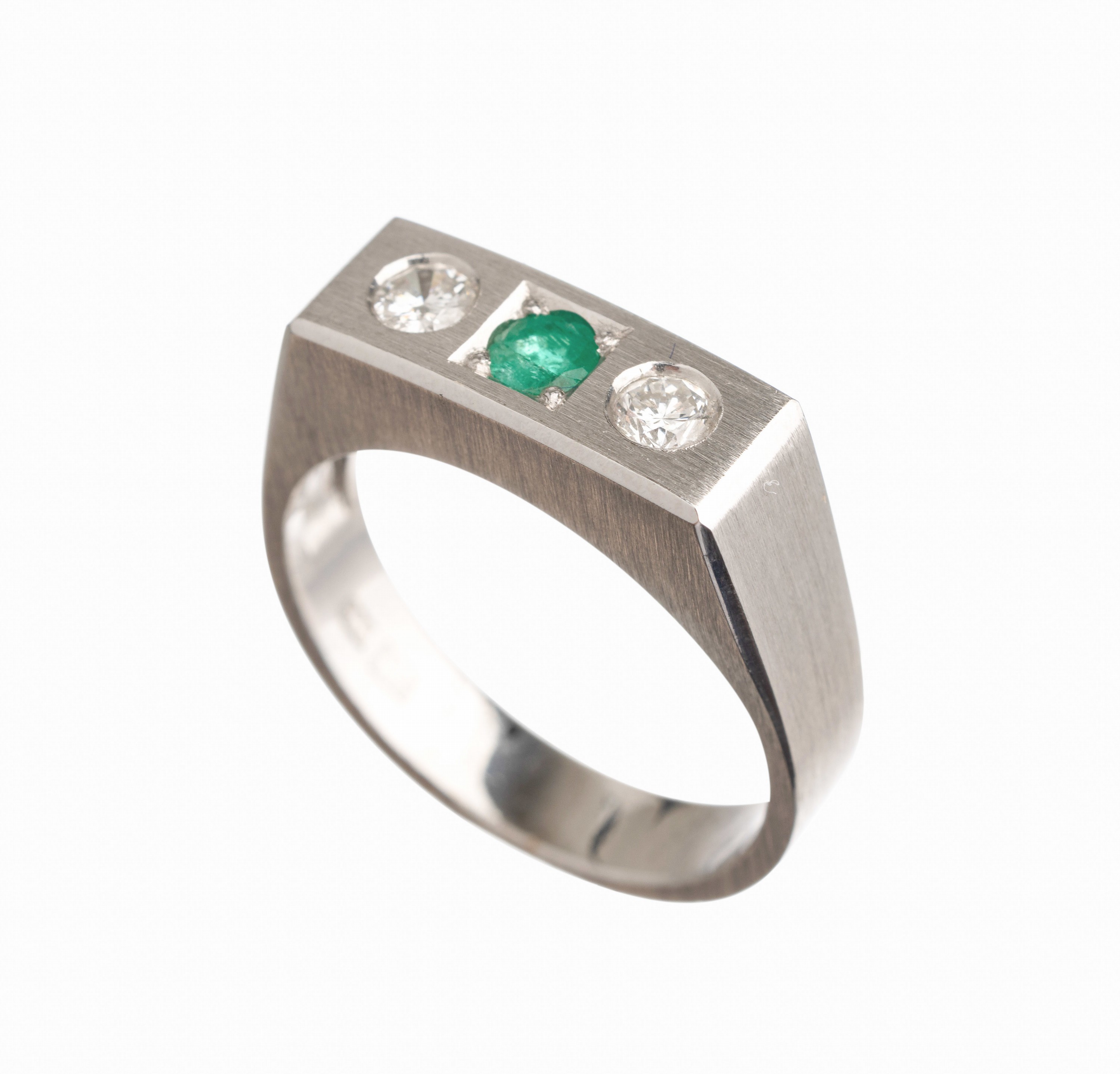 14 kt Gold Smaragd Brillant Herrenring, WG 585/000, seidenmatt., 2 Brillanten zus. ca.0.34 ct feines Weiß/vs, 1 rundfacett. Smaragd ca. 0.25 ct, RW ...