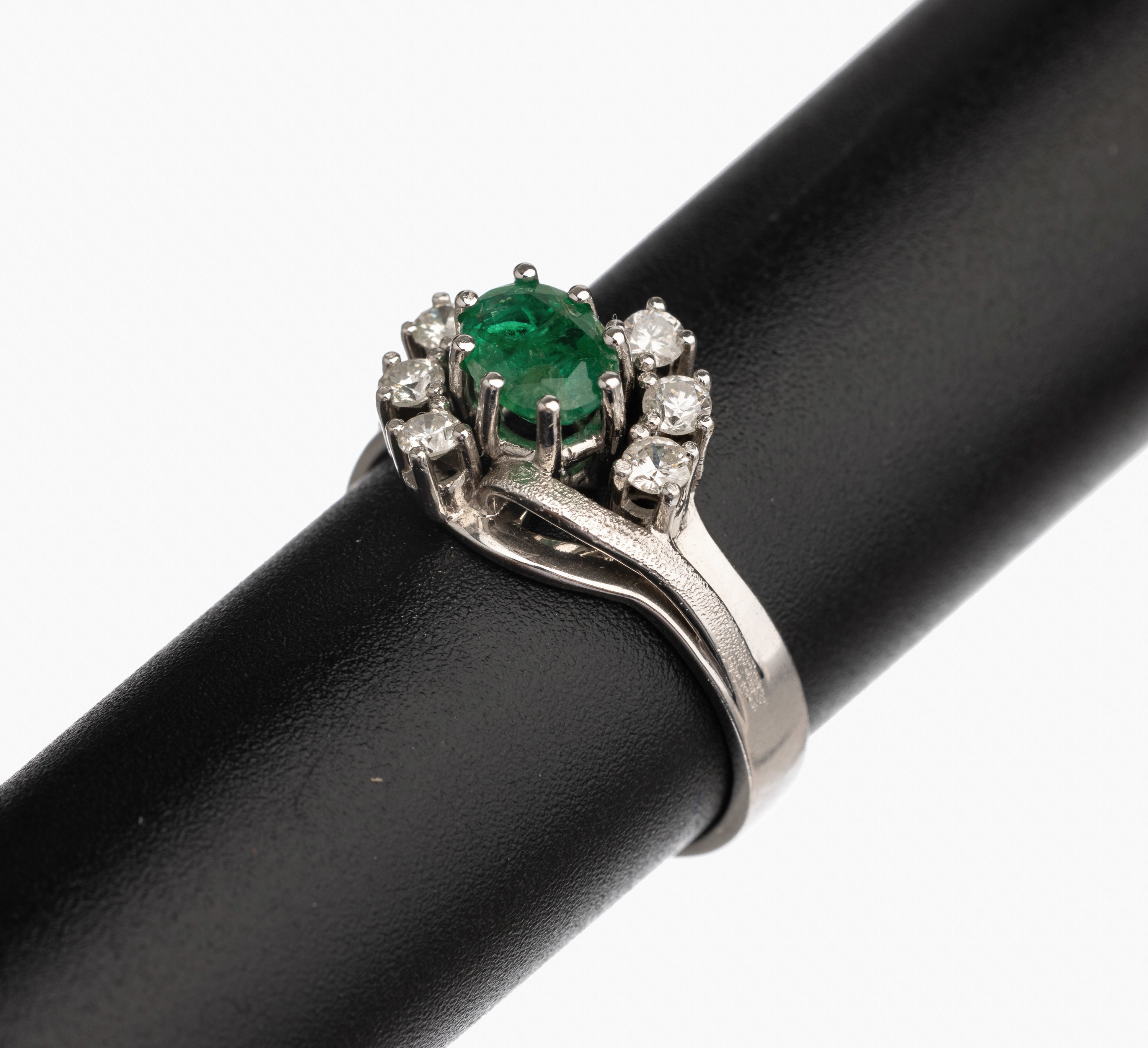 14 kt Gold Smaragd Brillant Ring, WG 585/000, 6 Brillanten zus. ca. 0.32 ct l.get.Weiß/si, 1 ovalfacett. Smaragd ca. 0.68 ct, RW 54, total ca. 4.3 g