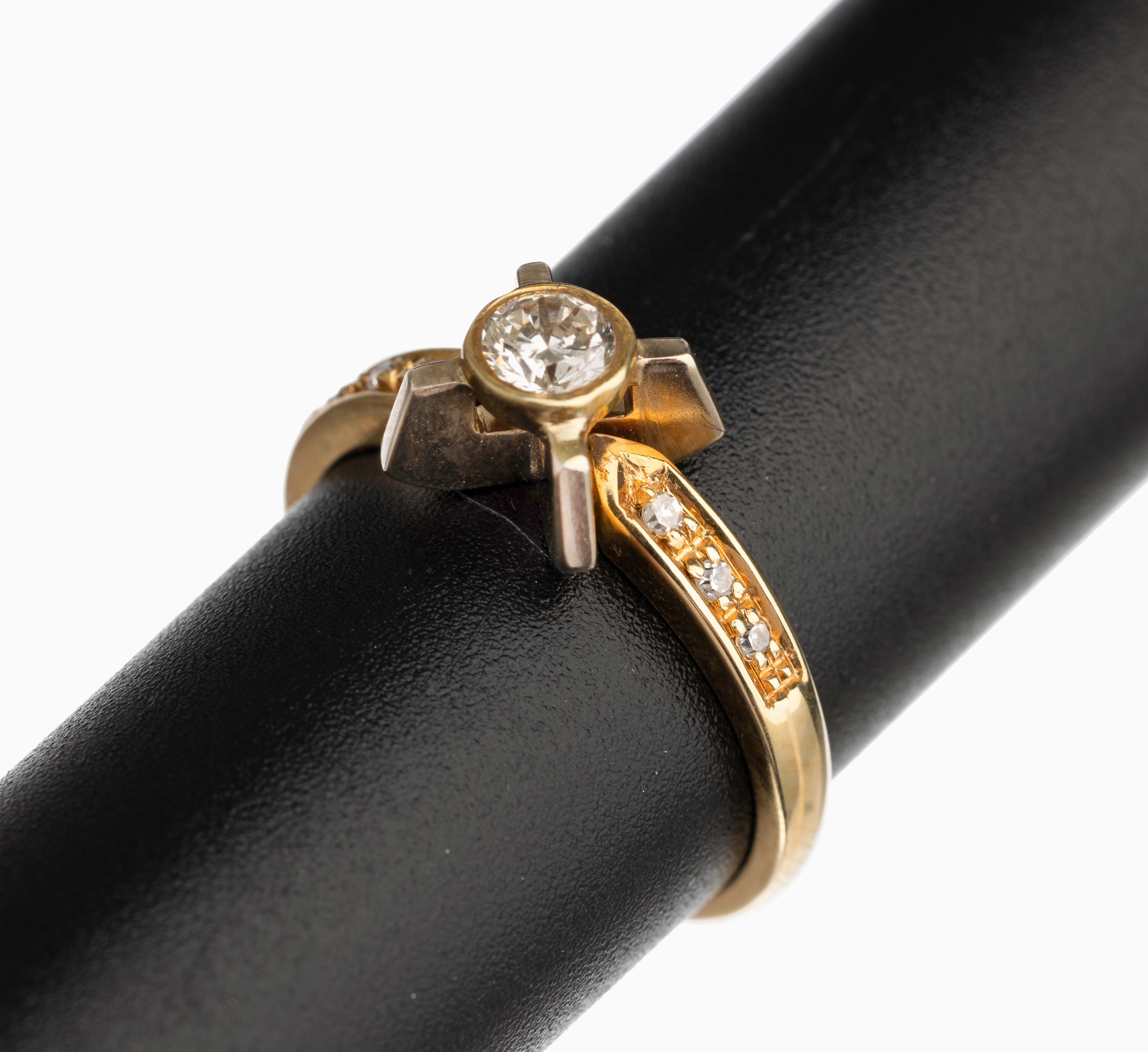 14 kt Gold Diamant Ring, GG/WG 585/000, 1 Brillant und 6 8/8-Diam. zus. ca. 0.25 ct Weiß/si, RW 52, total ca. 3.1 g