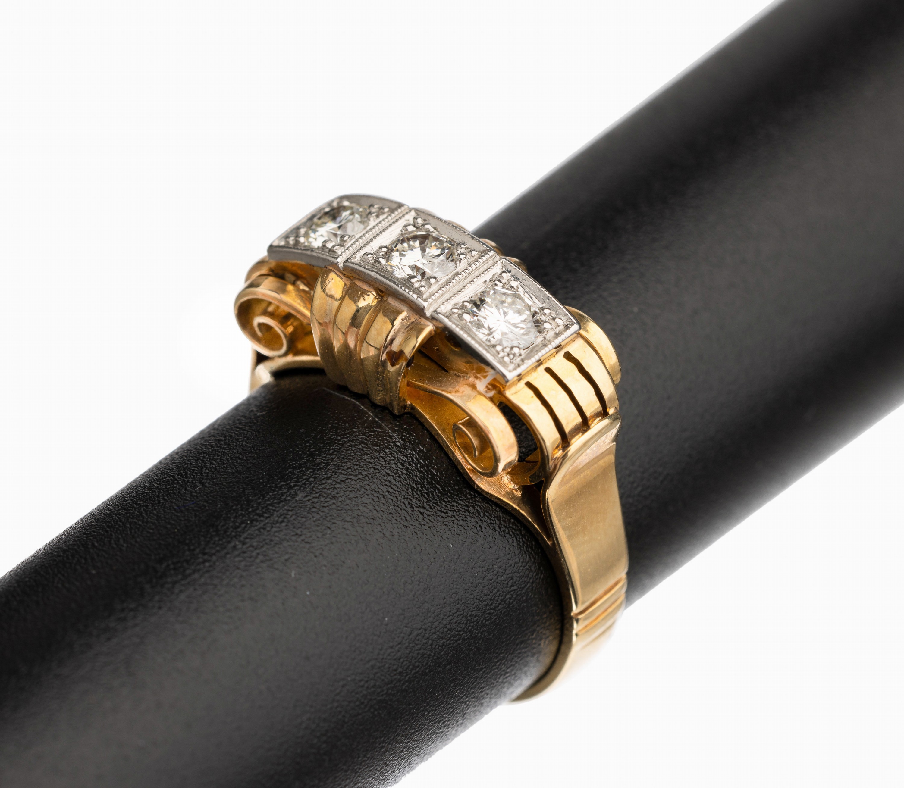 14 kt Gold Brillant Ring, 1950er Jahre, GG/WG 585/000, 3 Brillanten zus. ca. 0.45 ct feines Weiß/vs, Unterkaderung in stil. Schleifenform, ...