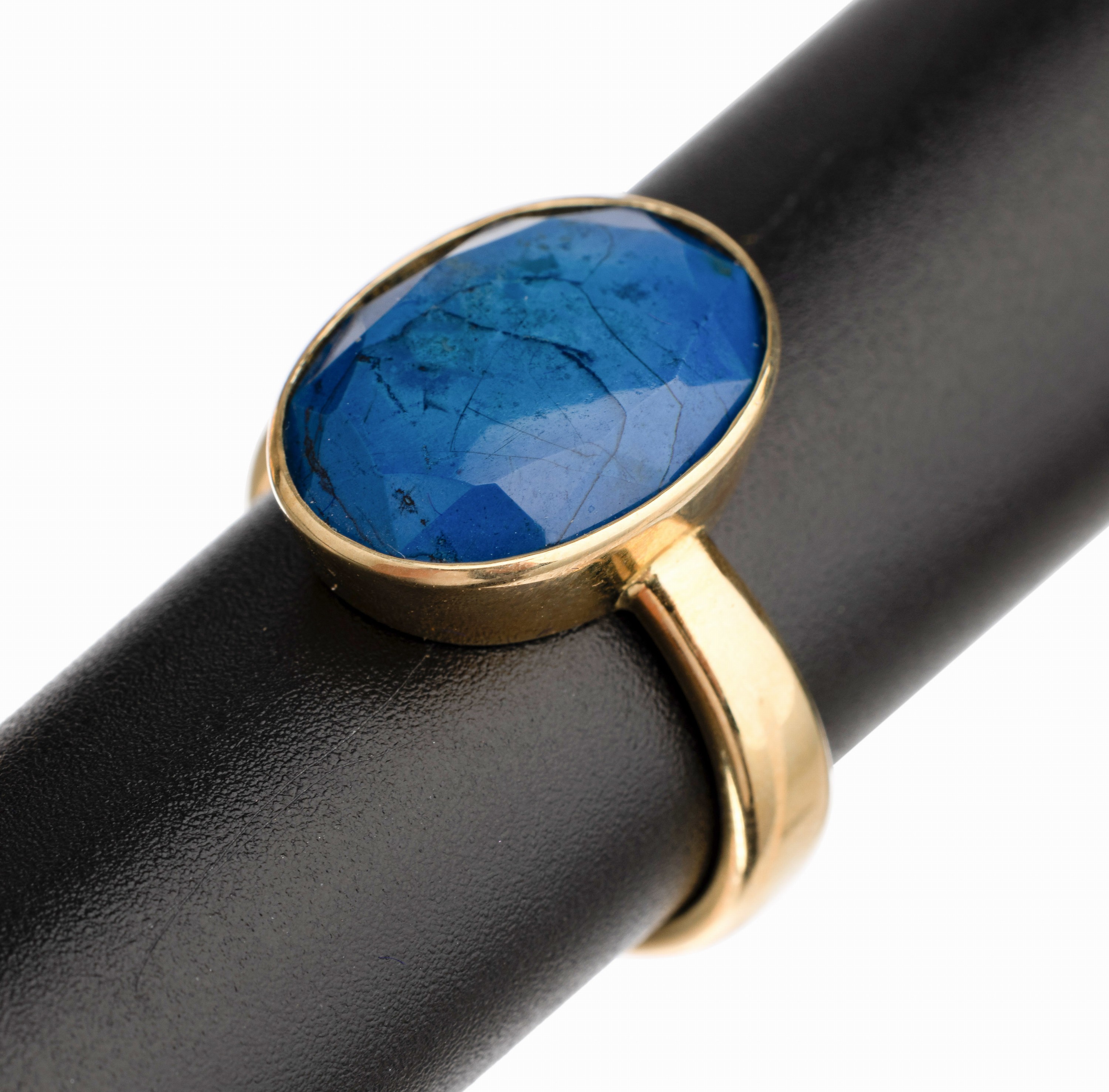 14 kt Gold Lapislazuli Ring, GG 585/000 ovales Lapislazuli-Cabochon mit facett. Rand, RW 56, total ca. 9.1 g