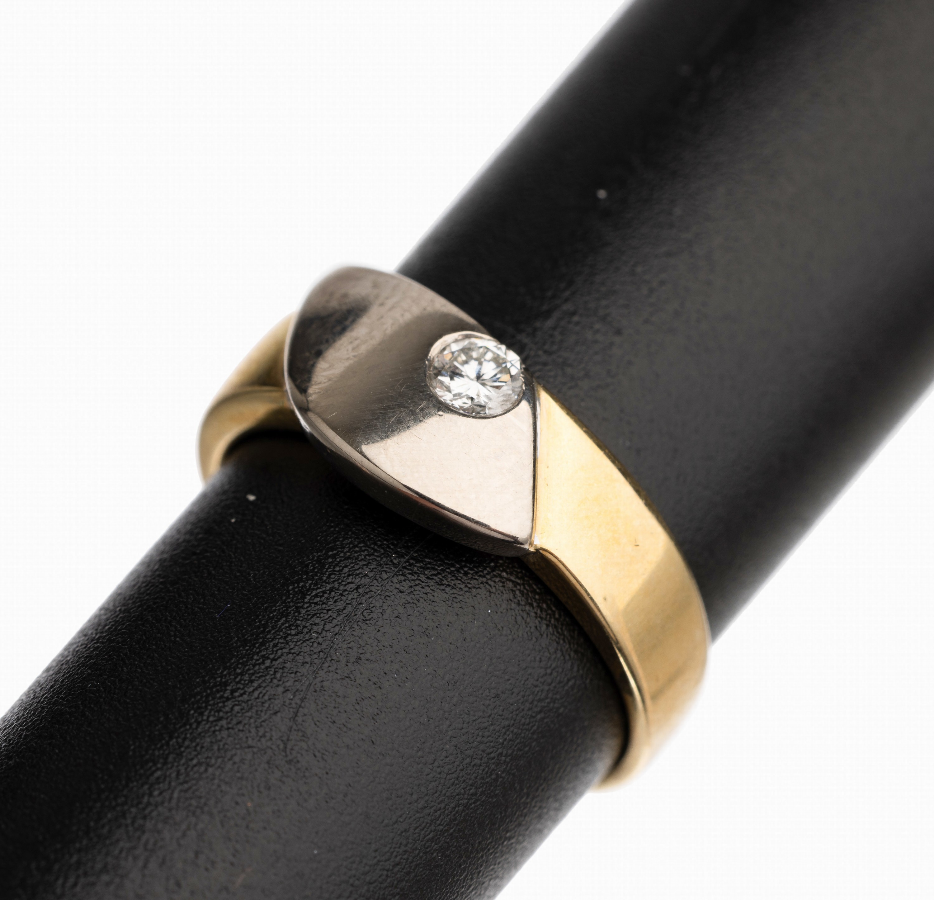 14 kt Gold Brillant Ring, GG/WG 585/000, 1 Brillant ca. 0.15 ct feines Weiß/vs, RW 51,.5,total ca. 6.0 g