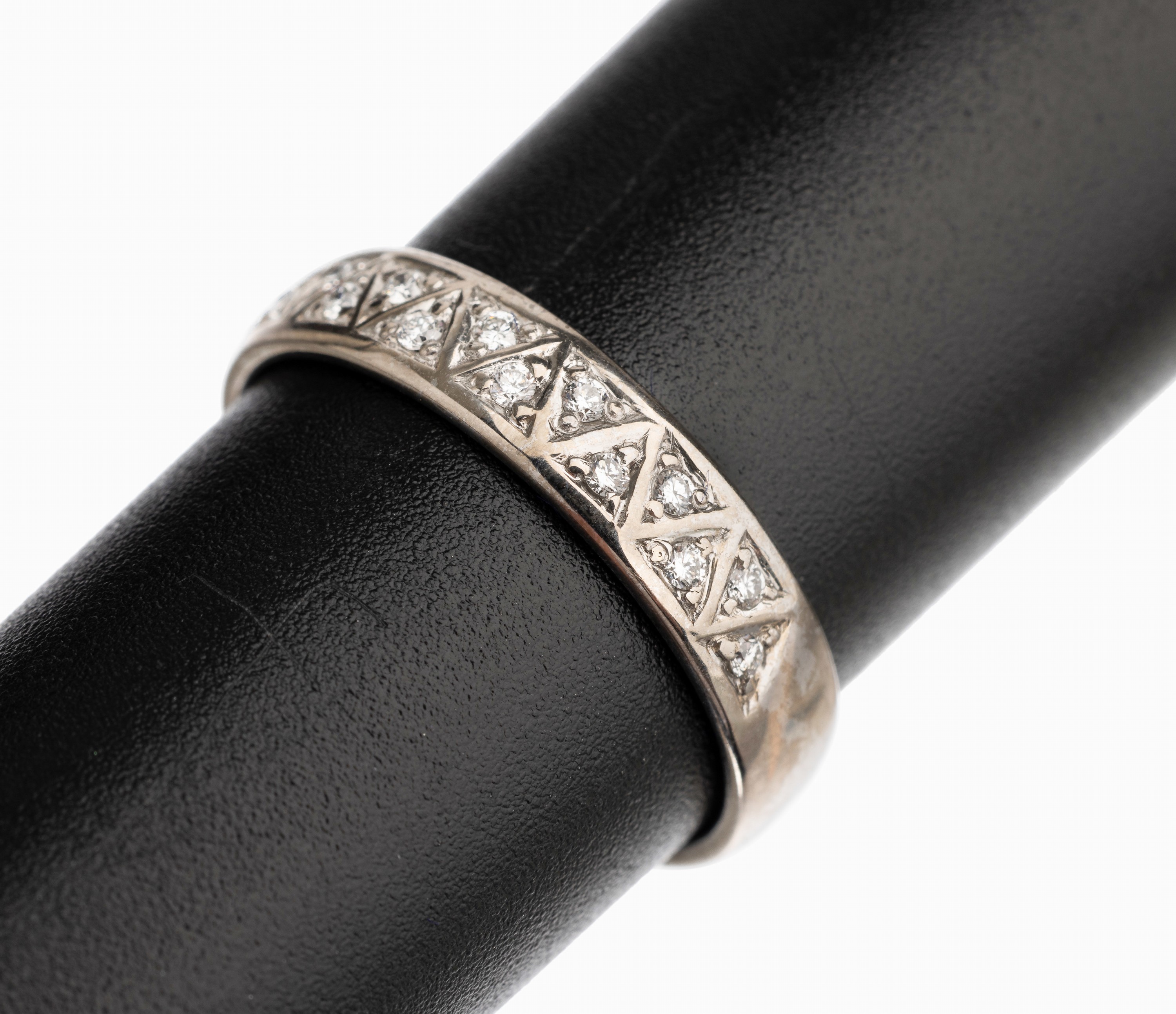 14 kt Gold Brillant Ring, WG 585/000, 13 Brillanten zus. ca. 0.12 ct feines Weiß/vs, RW56, total ca. 4.0 g