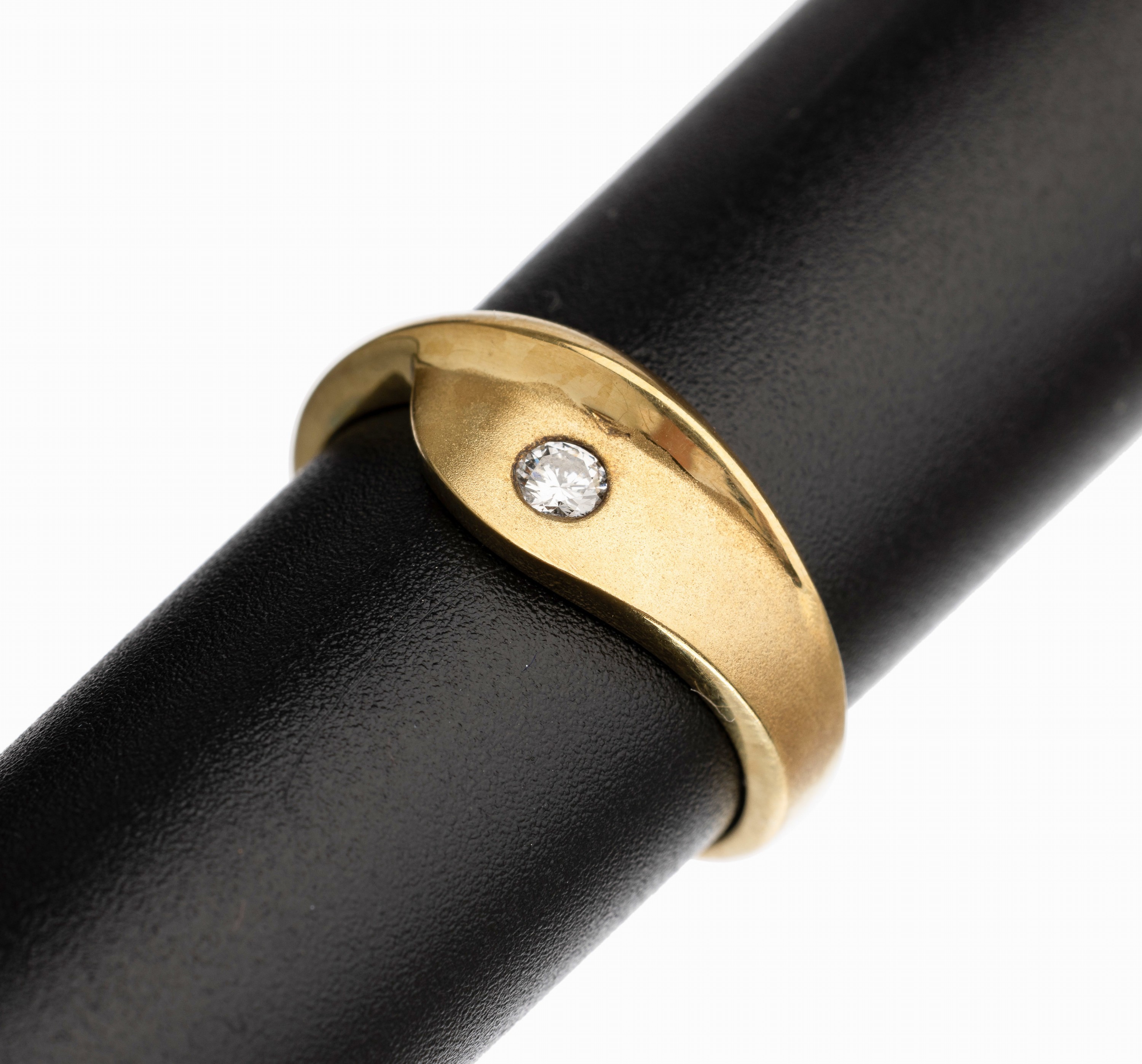 14 kt Gold Brillant Ring, GG 585/000, teilmatt., 1 Brillant ca. 0.09 ct Weiß/si, RW 54, total ca. 3.6 g