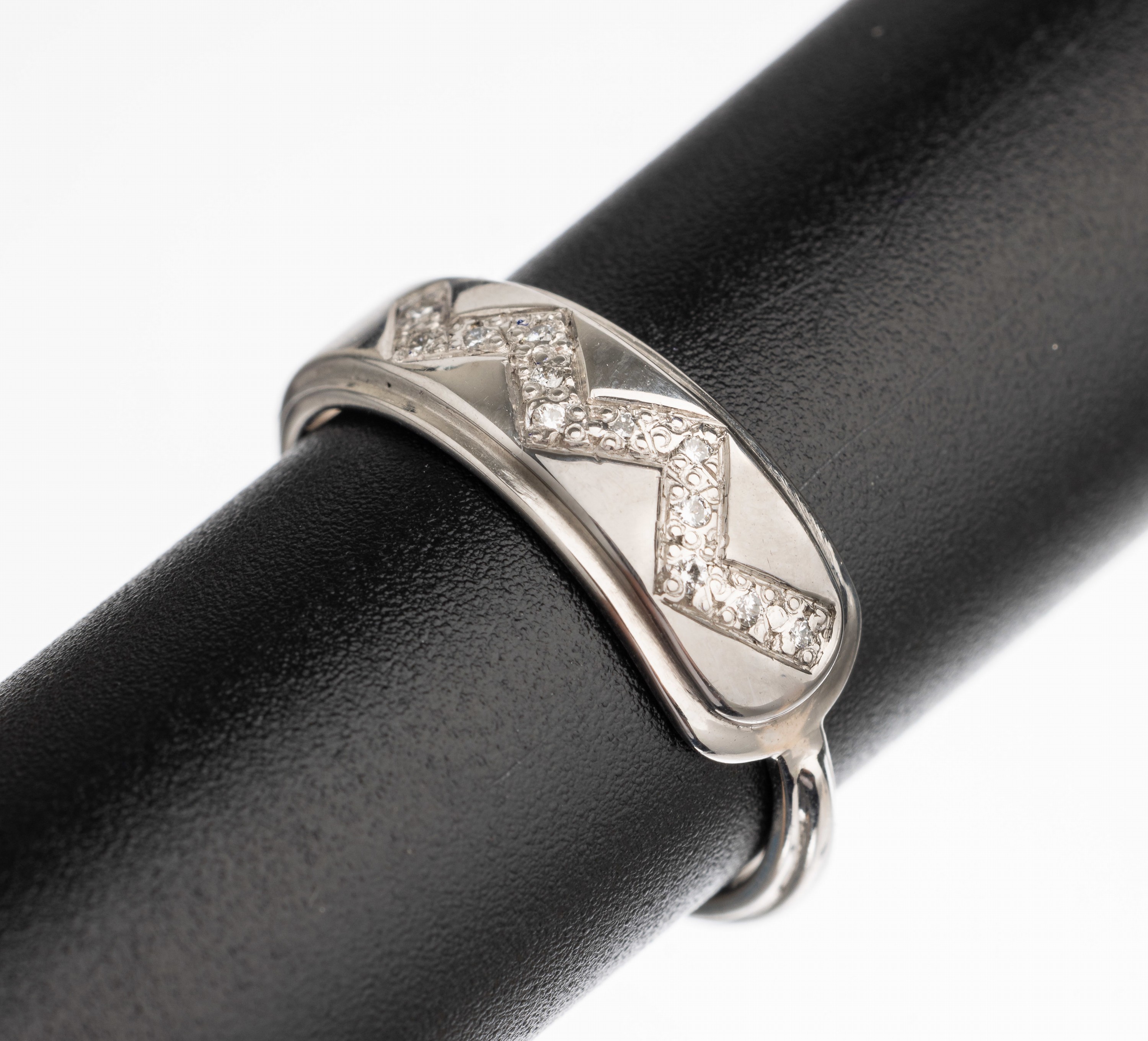 14 kt Gold Brillant Ring, 12 Brillanten zus. ca. 0.06 ct Weiß/si, RW 53, total ca. 4.4g