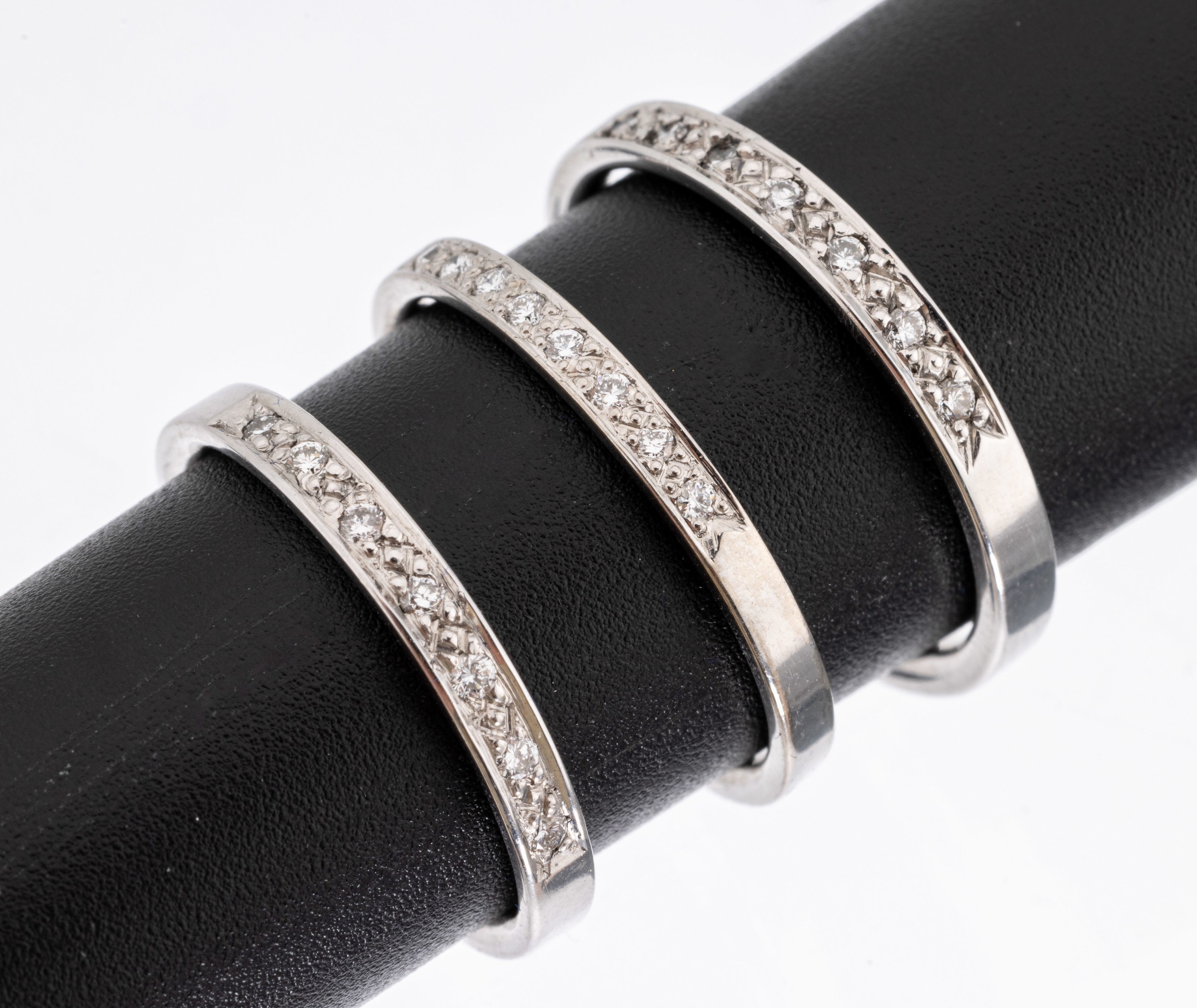 14 kt Gold Brillant-Ringtrio WG 585/000, jeweils 7 Brillanten, 21 Brillanten zus. ca. 0.30 ct Weiß/si, RW 53/55/57, ca. 7.2 g