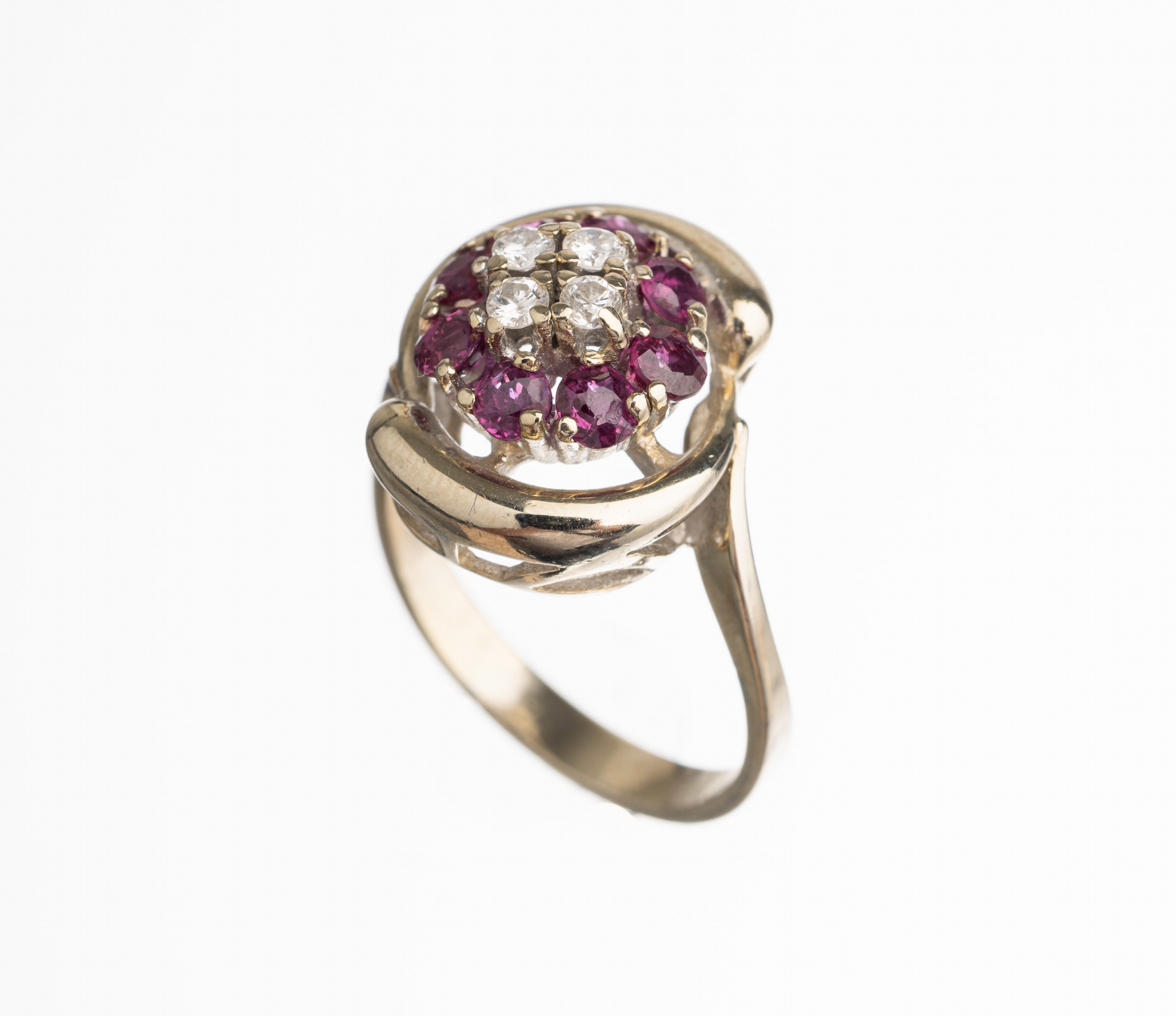 14 kt Gold Rubin Brillant Ring, WG 585/000,8 rundfacett. Rubine zus. ca. 0.80 ct, 4 Brillanten zus. ca. 0.12 ct Weiß/p1, RW 54.5, total ca. 5.3 g