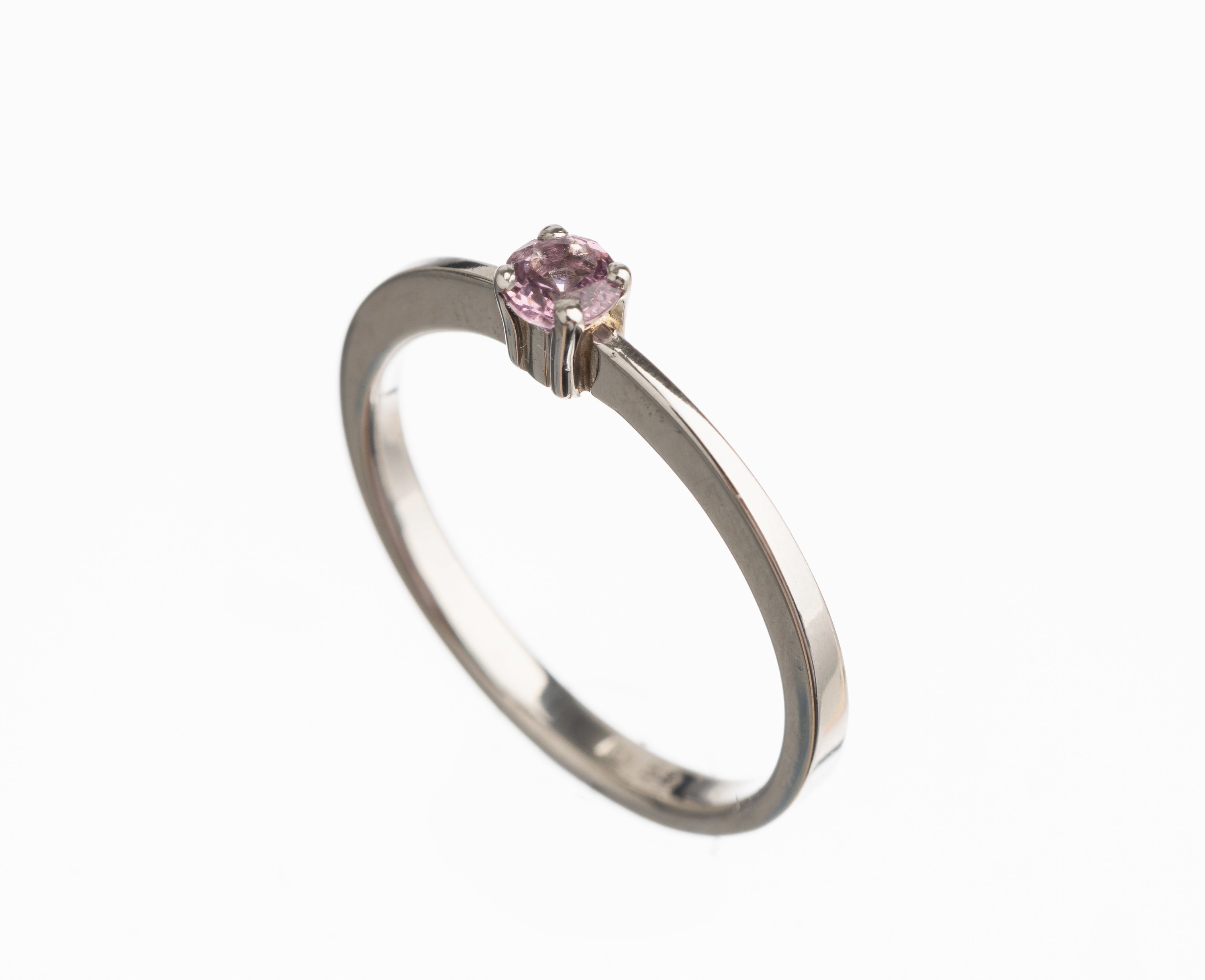 Platin Saphir Ring, Platin gepr., rundfacett., pinkfarb. Saphir ca. 0.10 ct, RW 57, total ca. 4.2 g