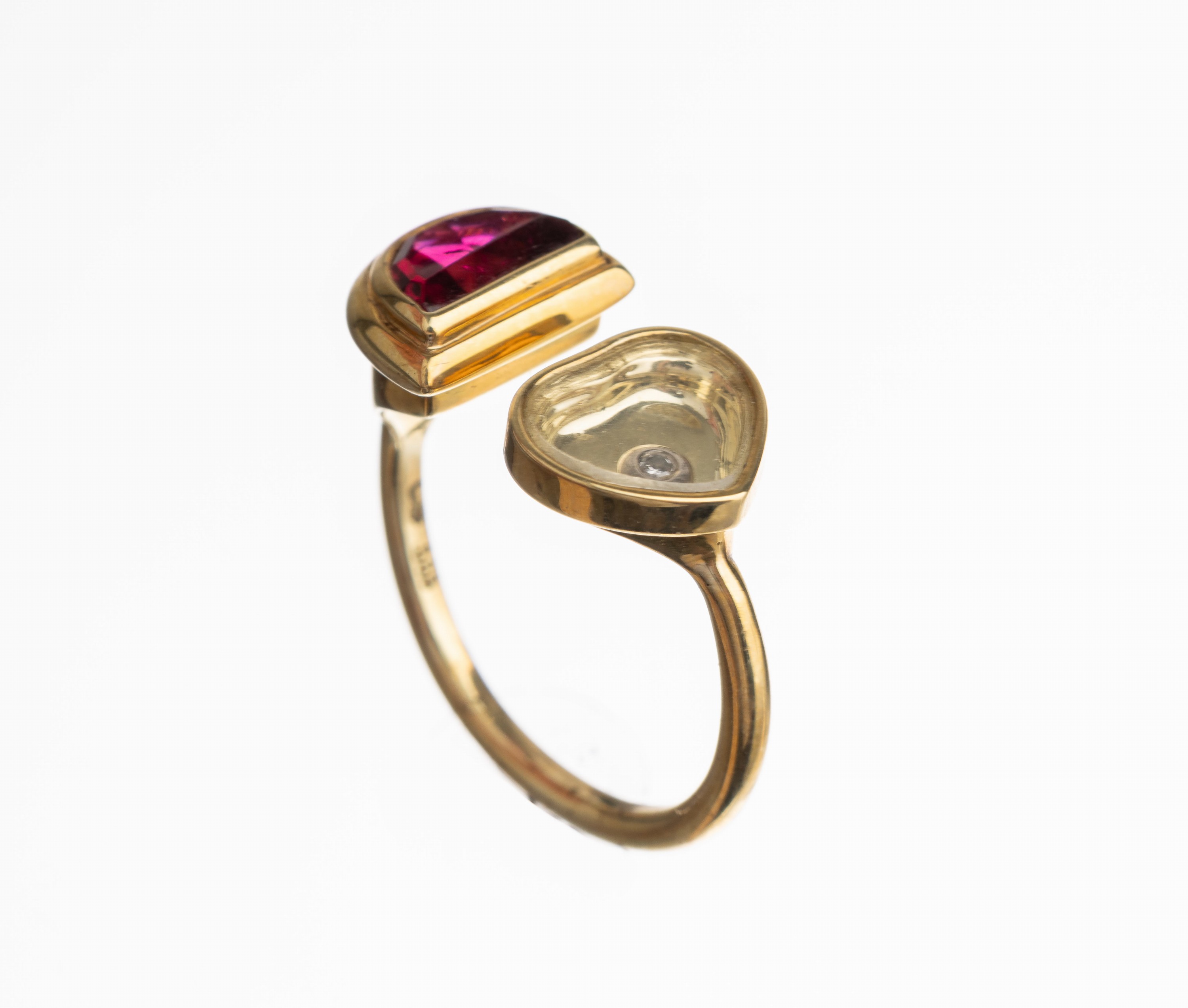 14 kt Gold Turmalin Brillant Ring, GG 585/000, Rubellit im Phantasieschliff ca. 1.0 ct, 1 Diam. bewegl. hinter herzförm. Verglasung ca. 0.02 ct ...