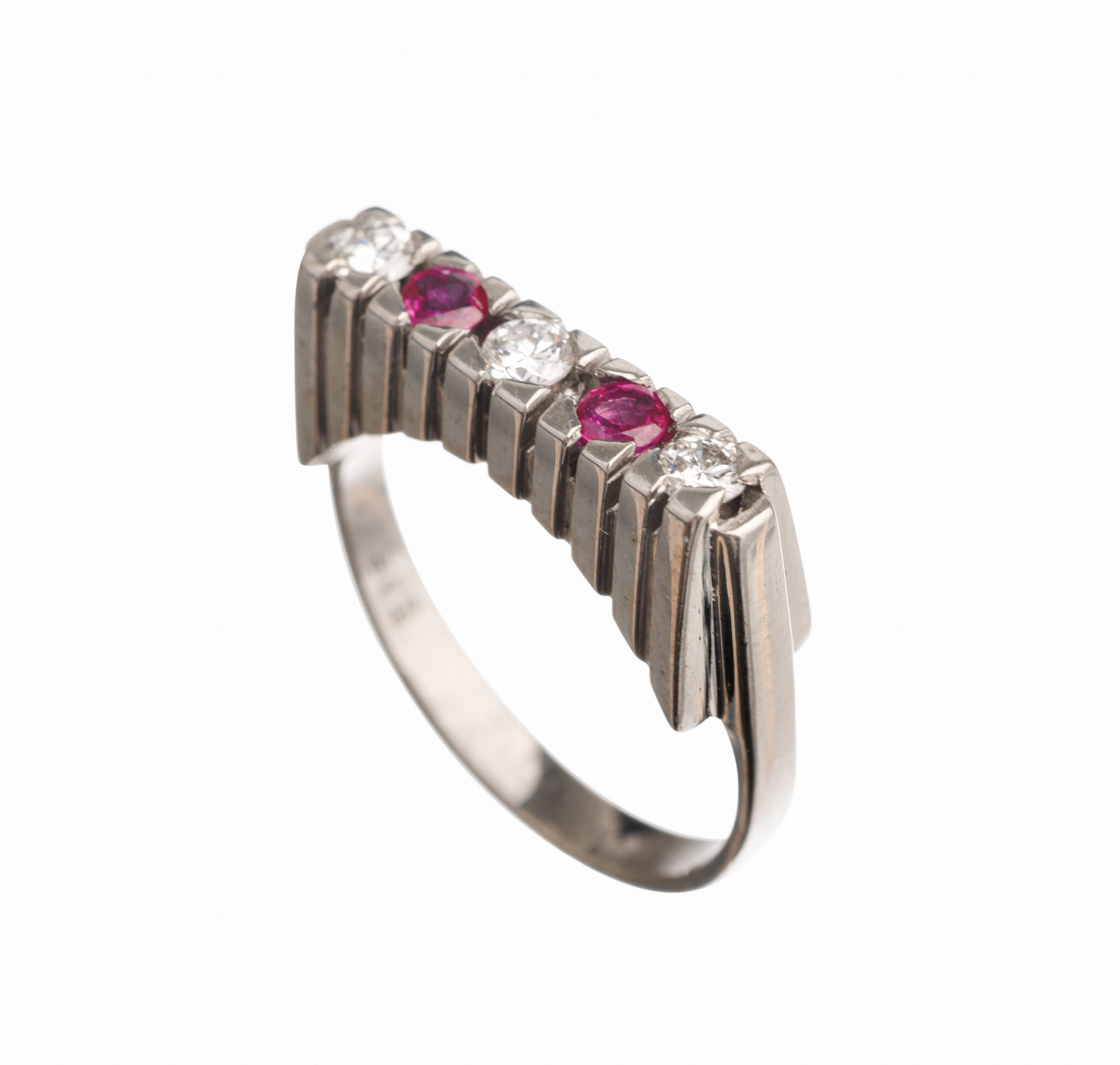 14 kt Gold Brillant Rubin Ring, WG 585/000, 2 rundfacett. Rubine zus. ca. 0.30 ct, 3 Brillanten zus. ca. 0.36 ct feines Weiß/vs, RW 56.5, total ca. ...