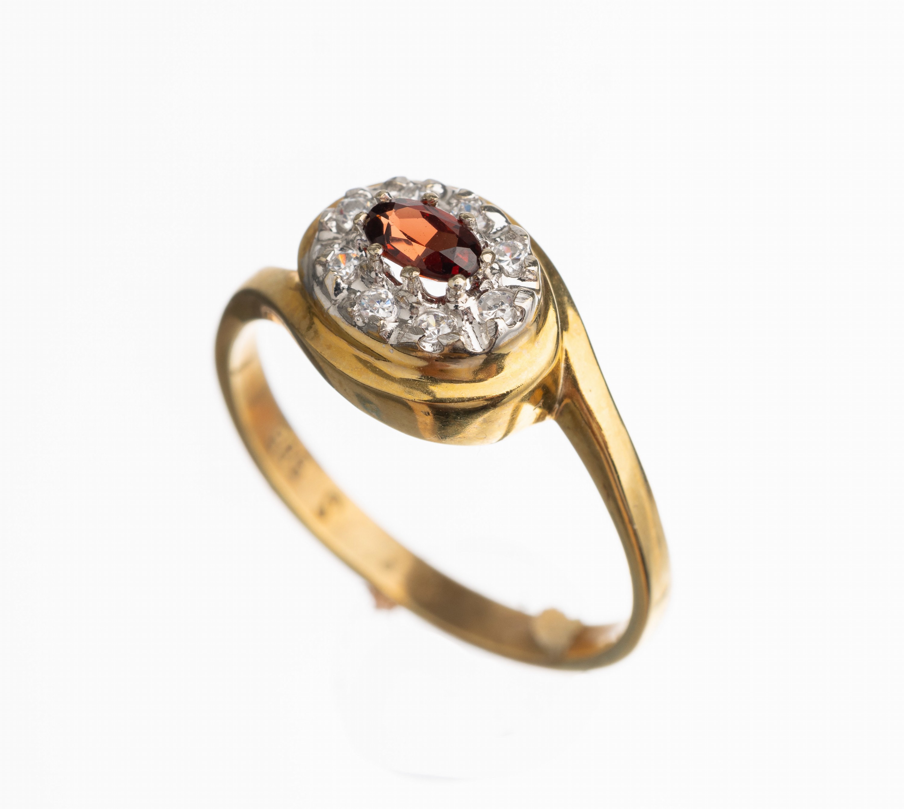14 kt Gold Granat Brillant Ring, GG 585/000, ovalfacett. Granat ca. 8 Brillanten zus. ca. 0.04 ct Weiß/si, RW 52, total ca. 3.0g