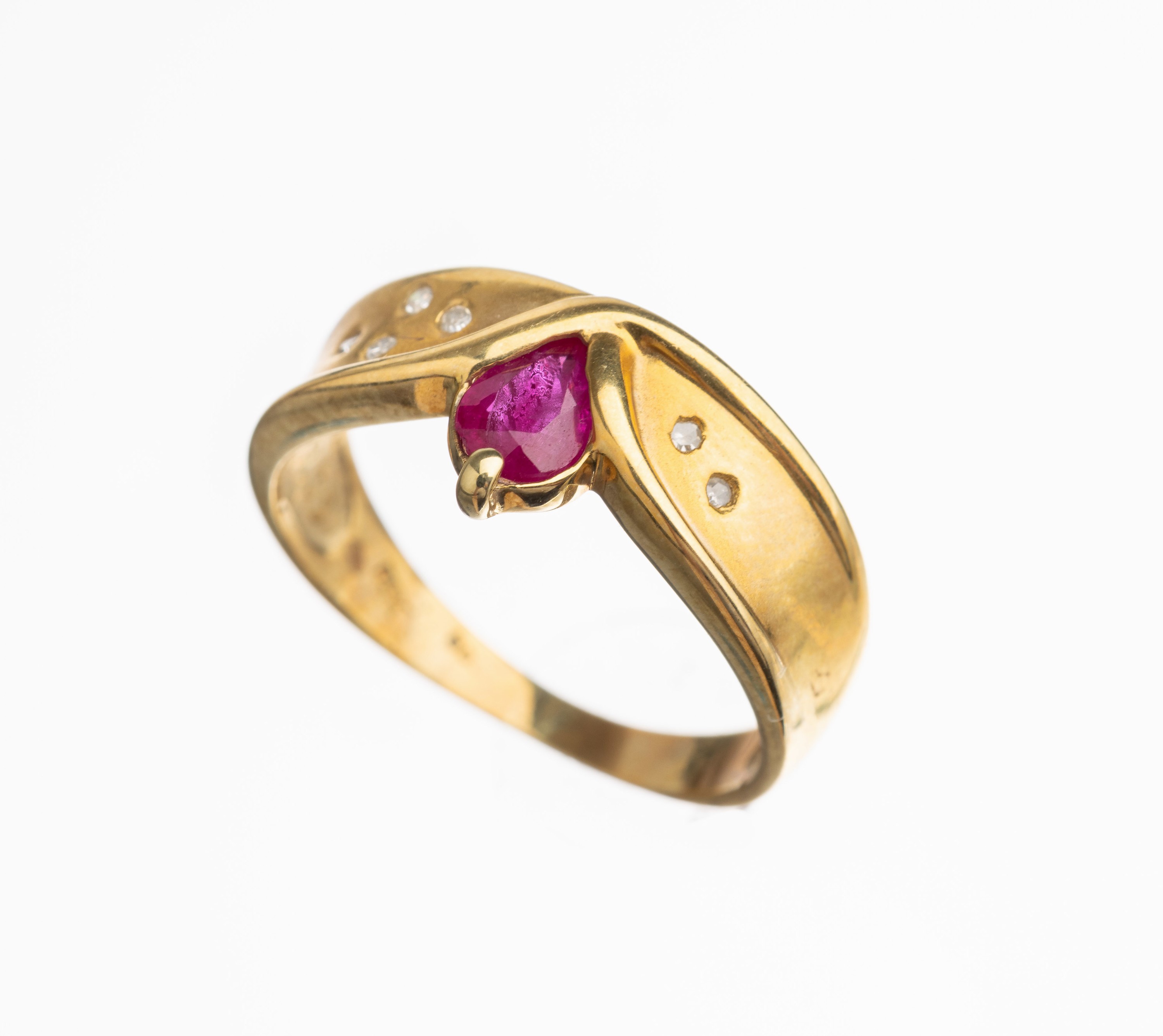14 kt Gold Diamant Rubin Ring, GG 585/000, facett. Rubin-Tropfen ca. 0.12 ct, 6 8/8-Diam.zus. ca. 0.03 ct Weiß/si-p 1, RW 54, total ca.4.0 g