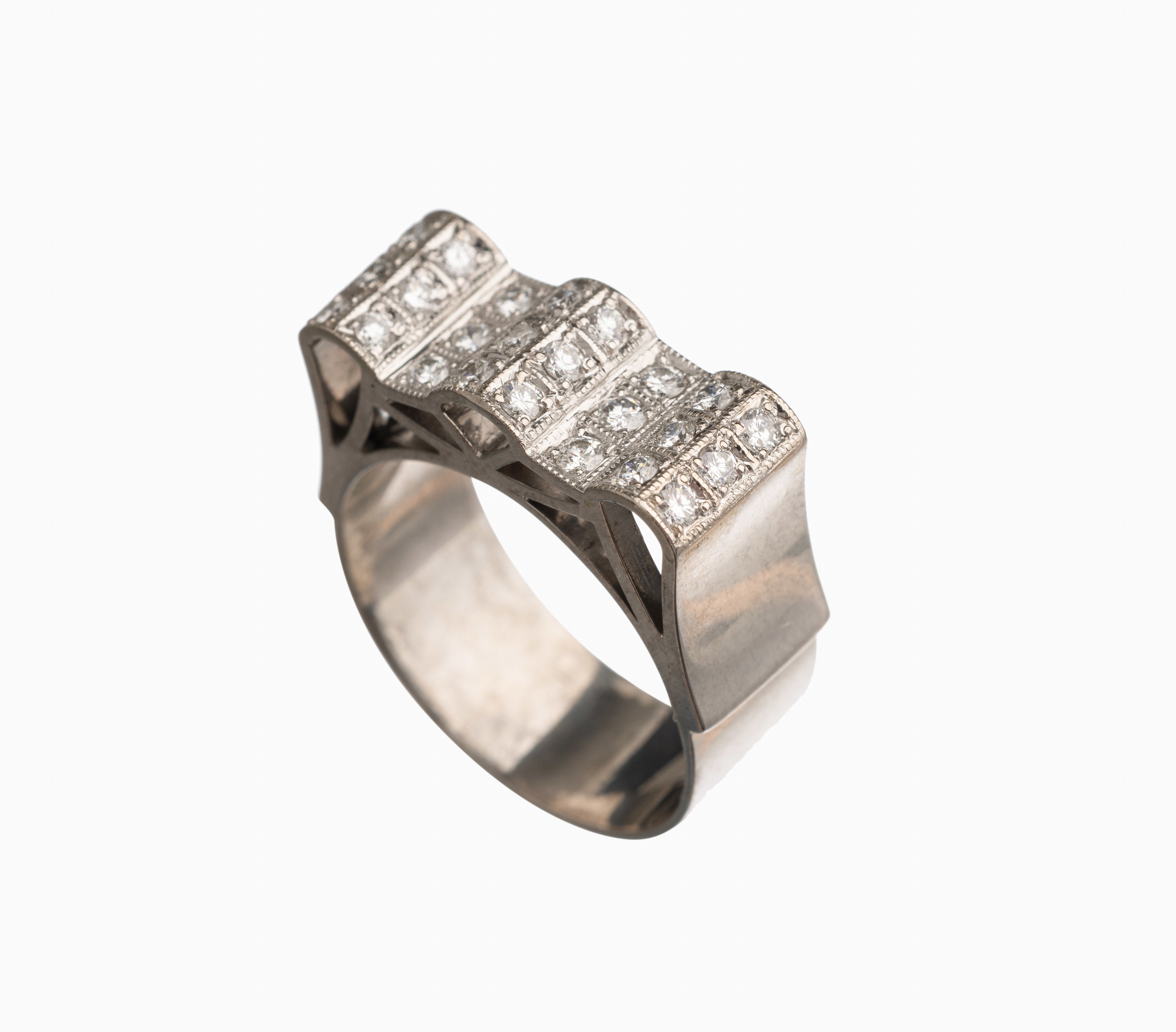 14 kt Gold Brillant Ring, WG 585/000, 24 Brillanten zus. ca. 0.72 ct feines Weiß/vs, RW60/61, total ca. 10.7 g