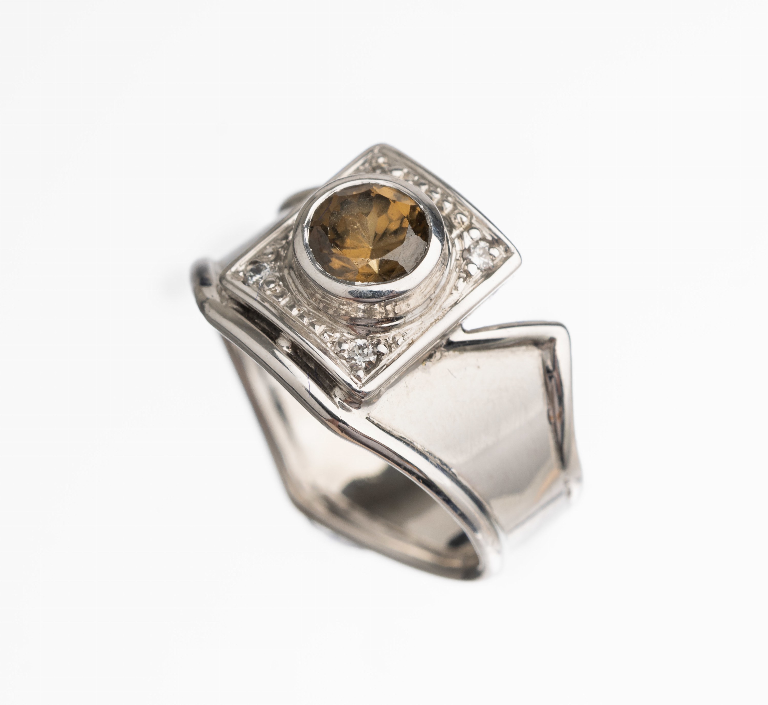 14 kt Gold Quarz Brillant Ring, WG 585/000,1 rundfacett. gelber Quarz, 4 Brillanten zus. ca. 0.02 ct Weiß/si, RW 51/52, total ca. 6 g