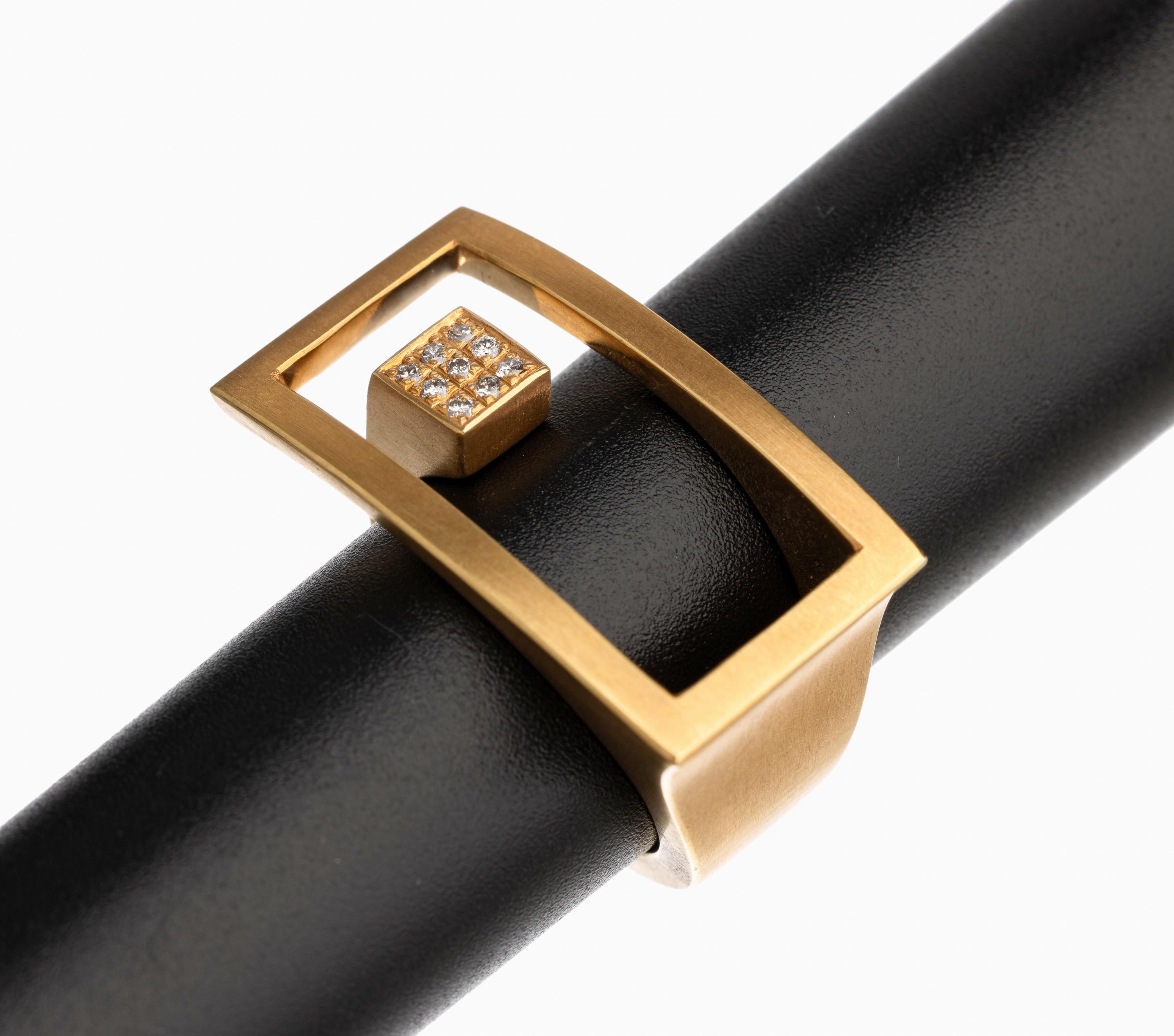 18 kt Gold Brillant Designer Ring, GG 750/000, seidenmatt., 9 Brillanten zus. ca. 0.10 ct feines Weiß/vs, RW 58.5, total ca.22.3 g