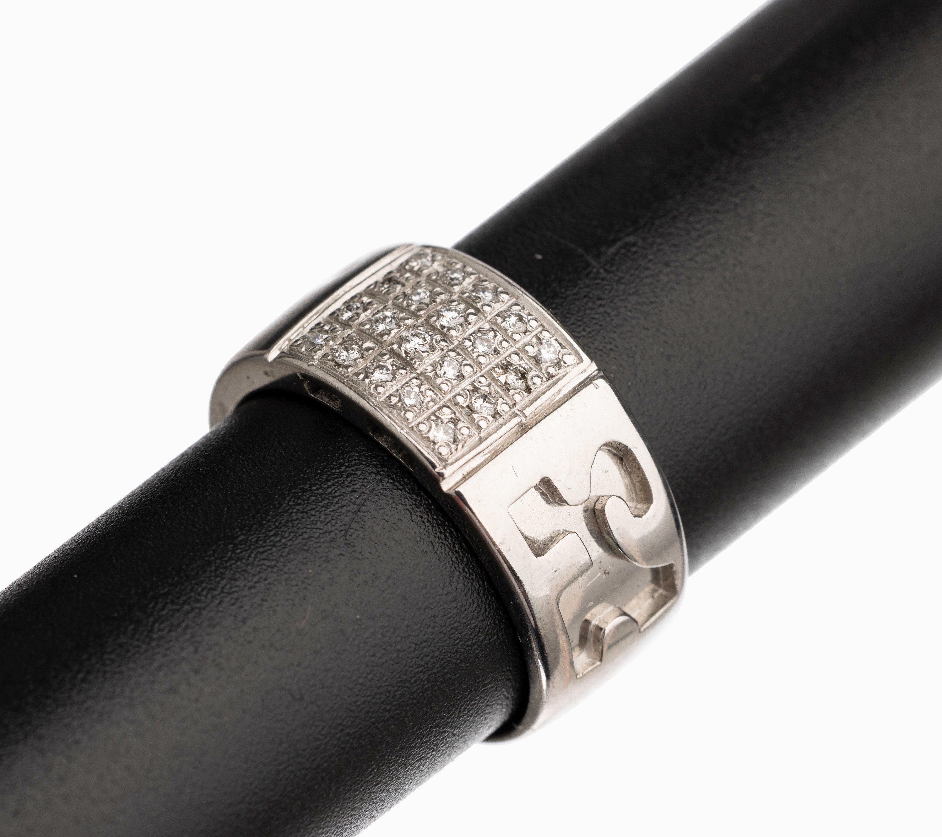 14 kt Gold Brillant Ring, WG 585/000, 20 Brillanten zus. ca. 0.15 ct feines Weiß/vs, RW53/54, total ca. 9.0 g