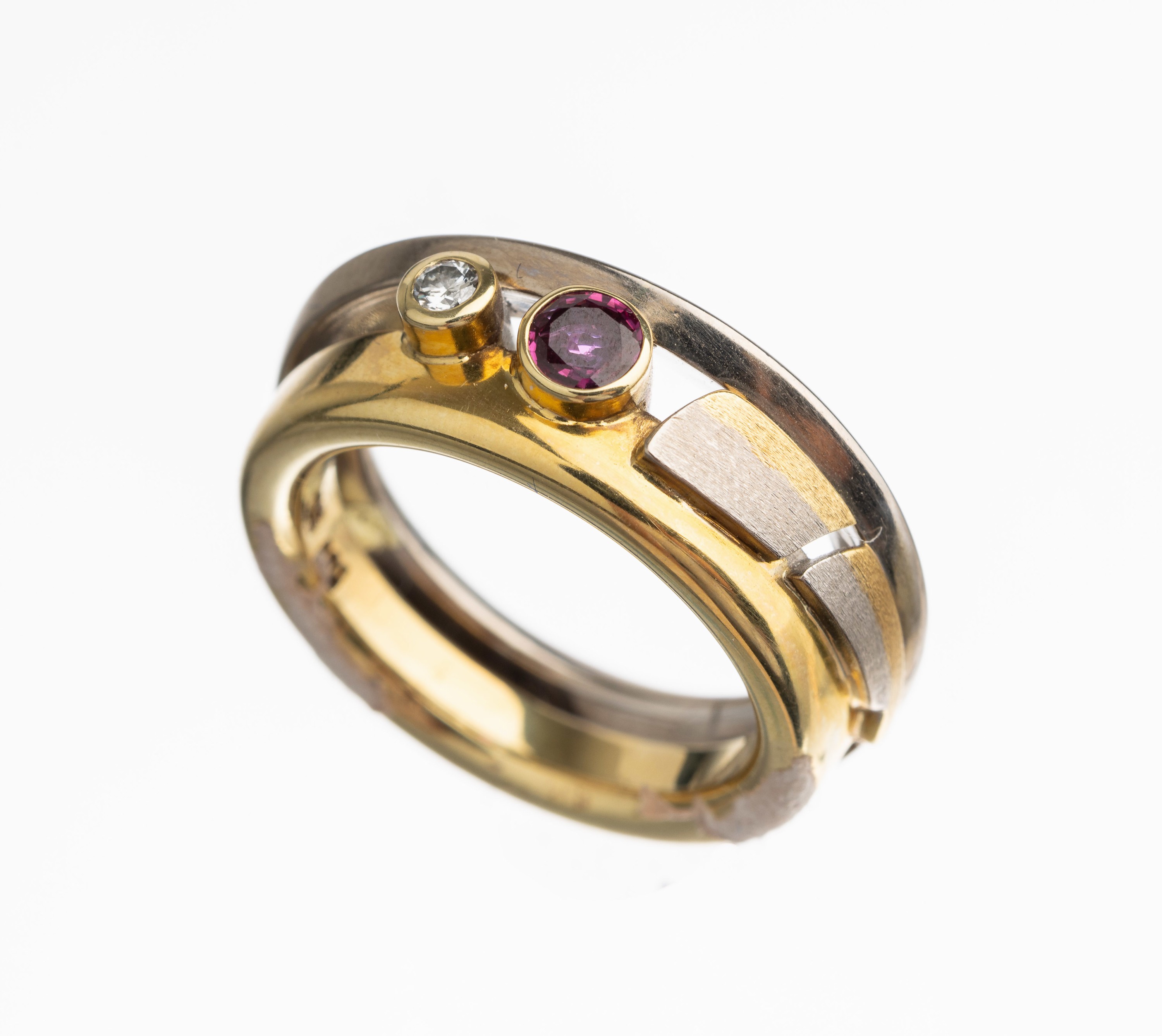 14 kt Gold Rubin Brillant Ring, GG/WG 585/000, 1 rundfacett. Rubin ca. 0.28 ct, 1 Brillant ca. 0.05 ct Weiß/vs, RW 55, total ca.16.1 g