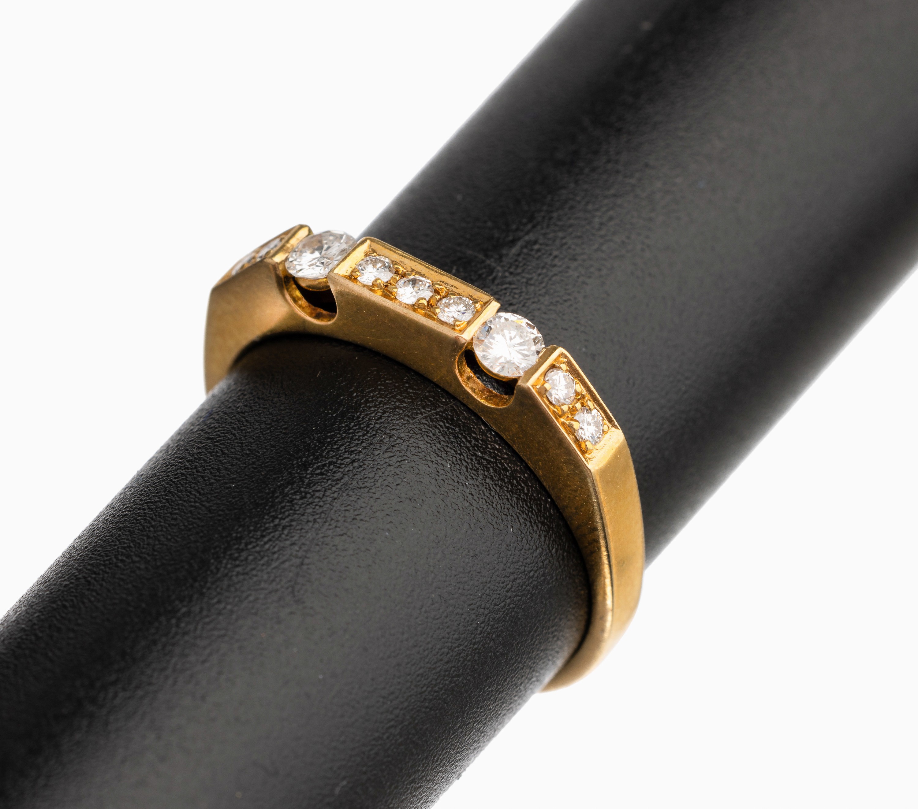 18 kt Gold Brillant Ring, GG 750/000, Meistermarke WILHELM MÜLLER, Schwäbisch Gmünd,9 Brillanten zus. ca. 0.26 ct feines Weiß/vs, RW 54, total ...