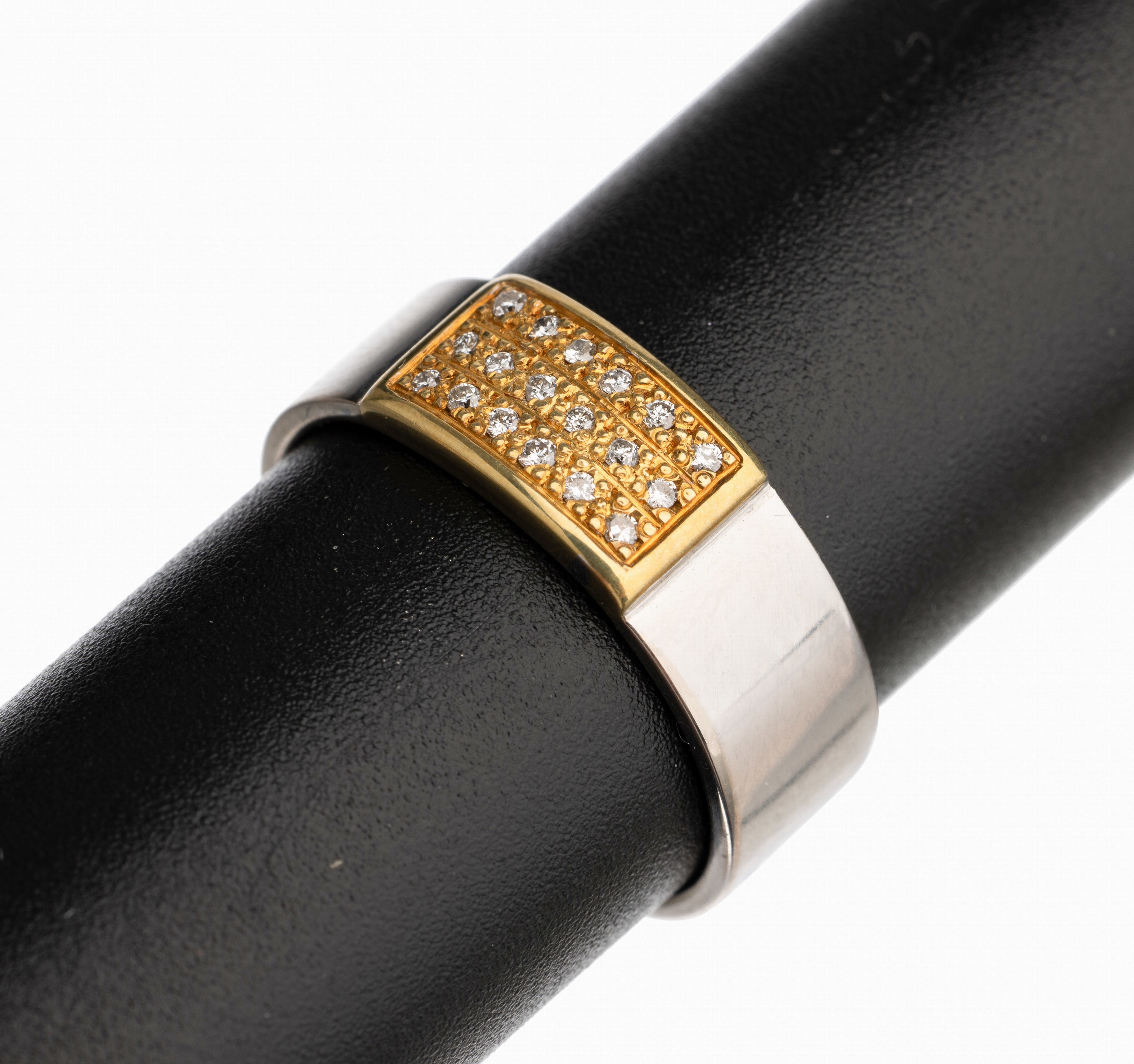 14 kt Gold Brillant Ring, GG/WG 585/000, 18Brillanten zus. ca. 0.18 ct feines Weiß/vs, RW55/56, total ca. 6.5 g