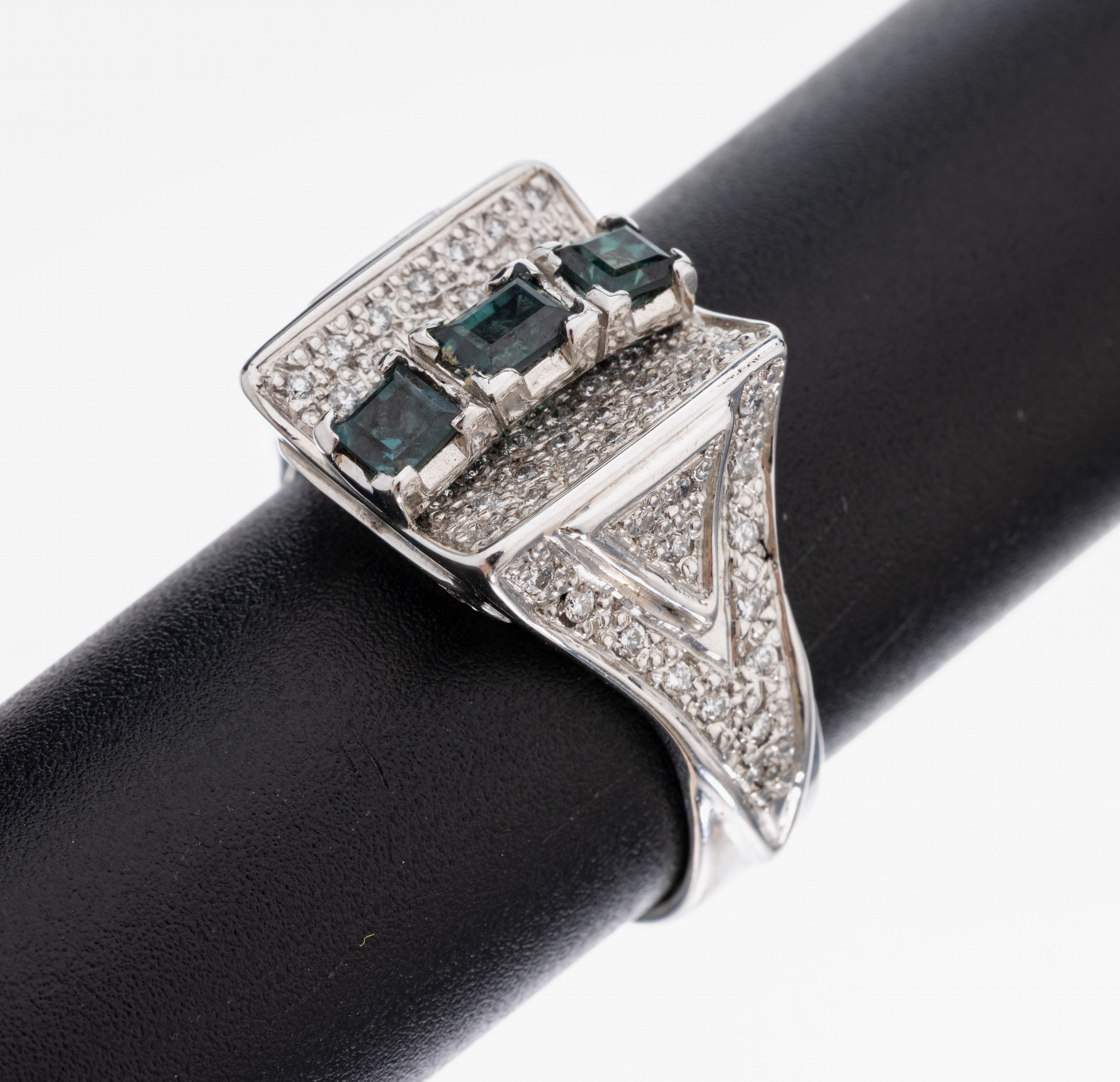 14 kt Gold Farbstein-Brillant-Ring, WG 585/000, 3 vermutliche synth. alexandritfarbene Carrees, 56 Brillanten zus. ca. 0.50 ct feines Weiß/vs, RW ...