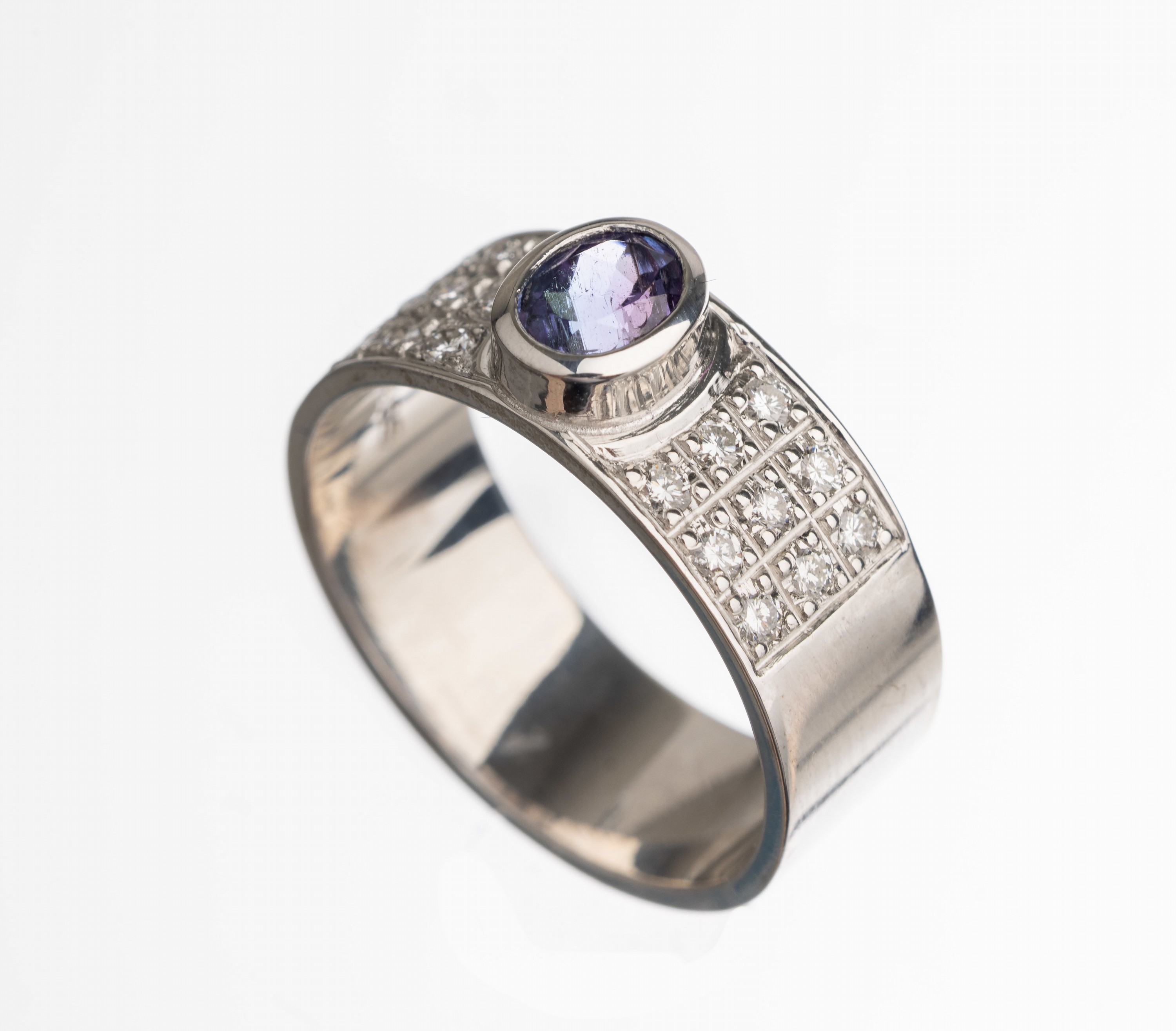 18 kt Gold Turmalin Brillant Ring, WG 750/000, ovalfacett. Turmalin ca. 0.60 ct, 18 Brillanten zus. ca. 0.52 ct feines Weiß/vs,RW 57, total ca. 7.8 ...