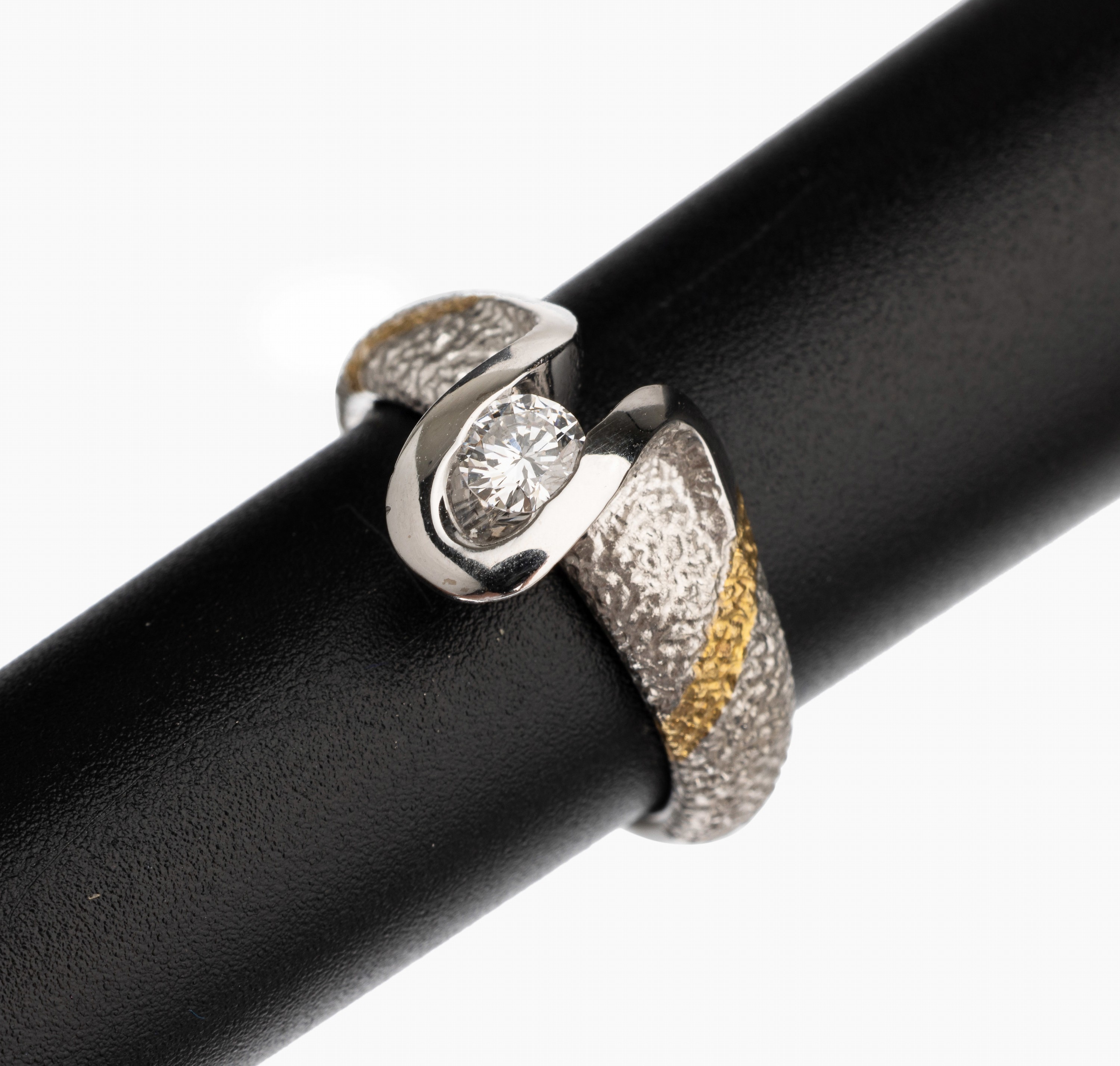 14 kt Gold Brillant Ring, WG/GG 585/000, 1 Brillant ca. 0.26 ct feines Weiß/vs, total ca.8.5 g, RW 51