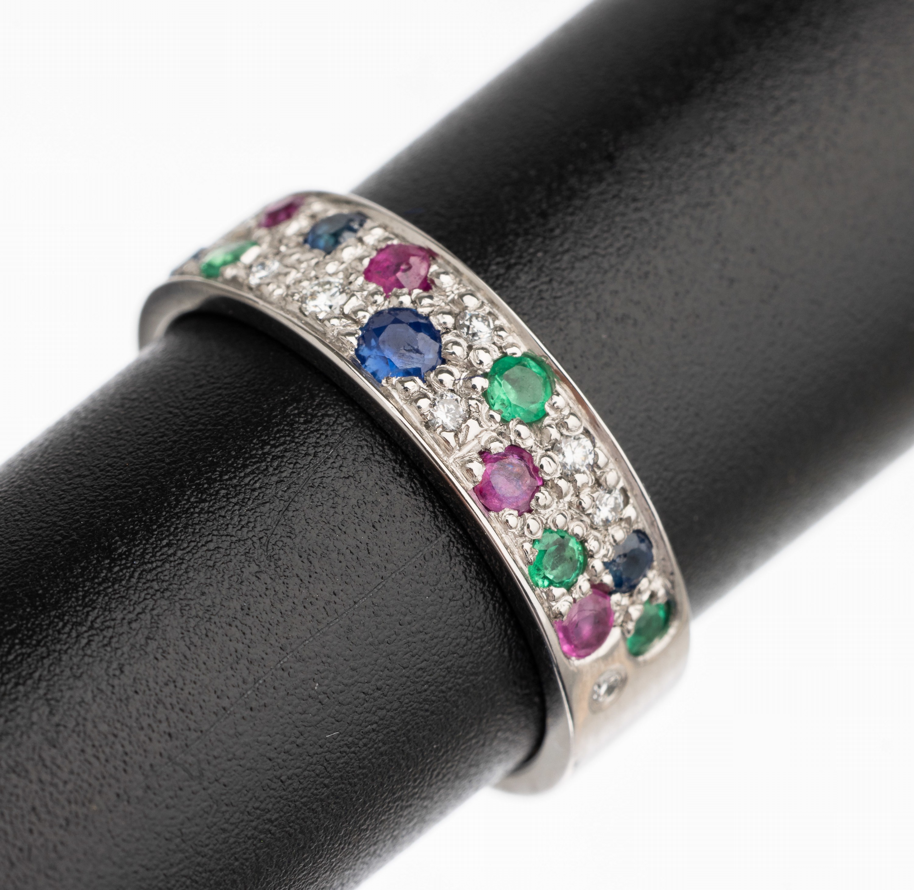 Platin Farbstein Brillant Ring, Platin gepr., 12 rundfacett. Saphire, Smaragde und Rubine zus. ca. 0.20 ct, 8 Brillanten zus.ca. 0.08 ct Weiß/si, ...