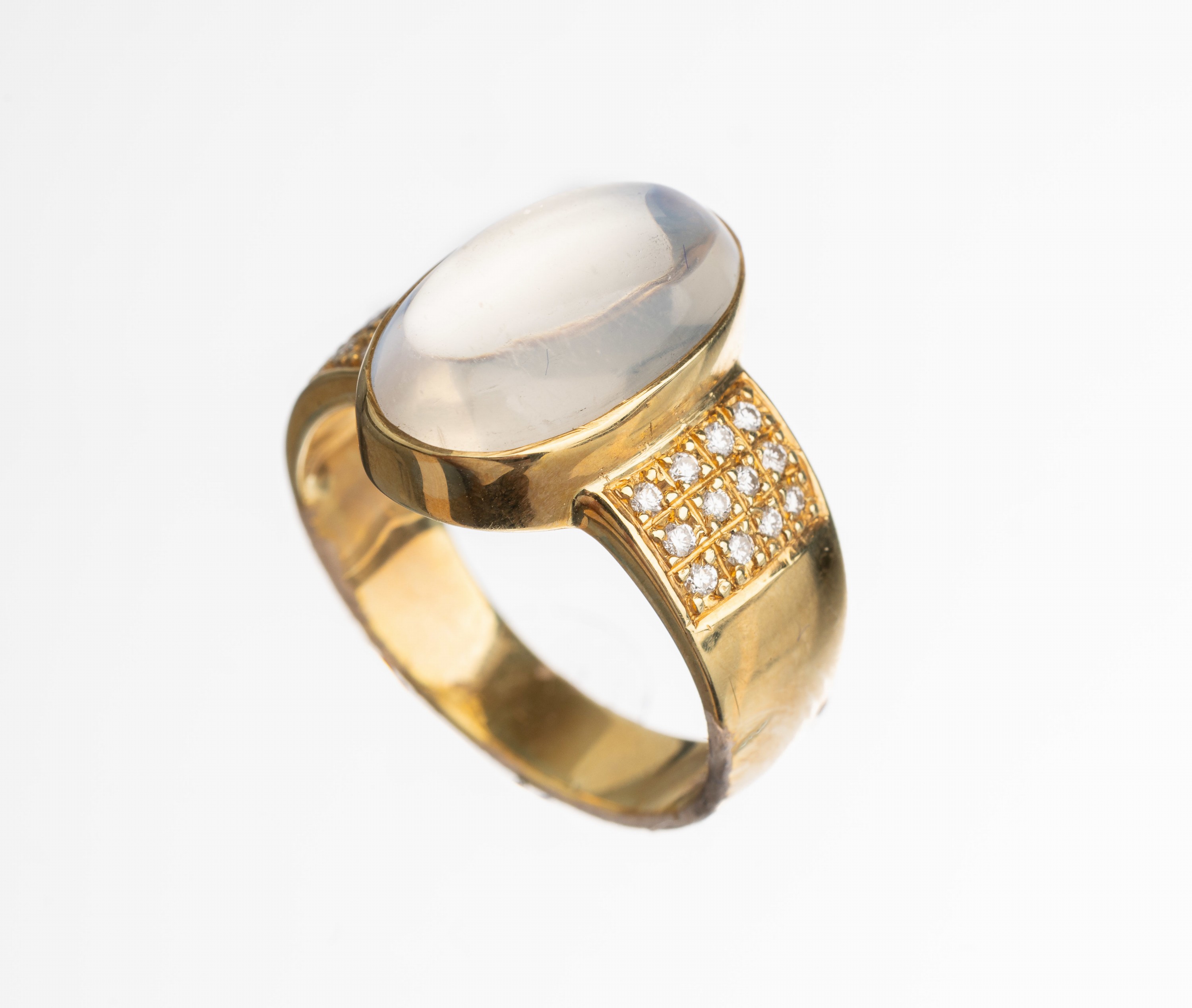 14 kt Gold Mondstein Brillant Ring, GG 585/000, Mondstein Cabochon ca. 6.0 ct 24 Brillanten zus. ca. 0.20 ct feines Weiß/vs,RW 59, total ca. 8.2 g