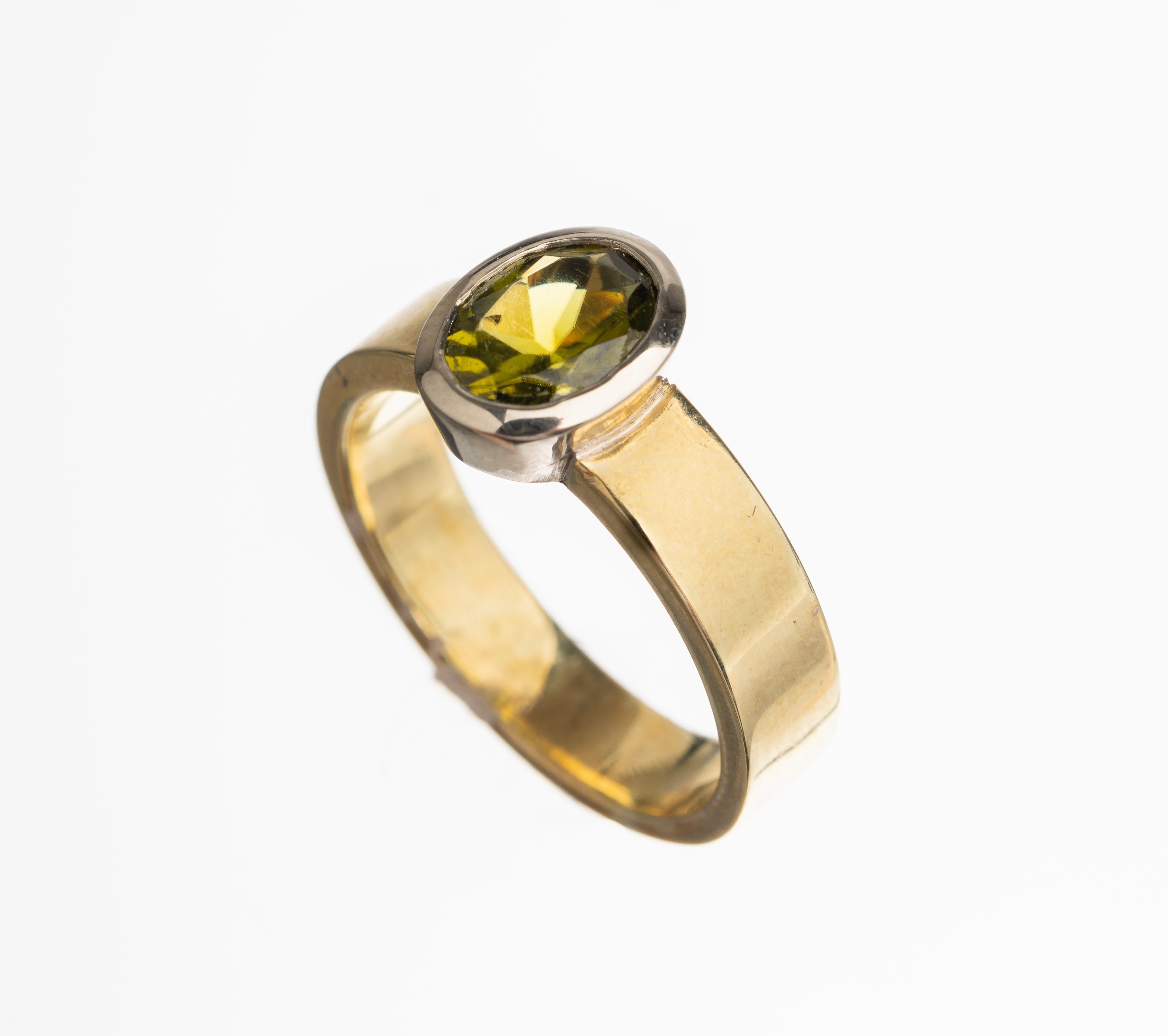 14 kt Gold Peridot Ring, GG/WG 585/000, ovalfacett. Peridot ca. 1.10 ct RW 53.5, totalca. 6.4 g