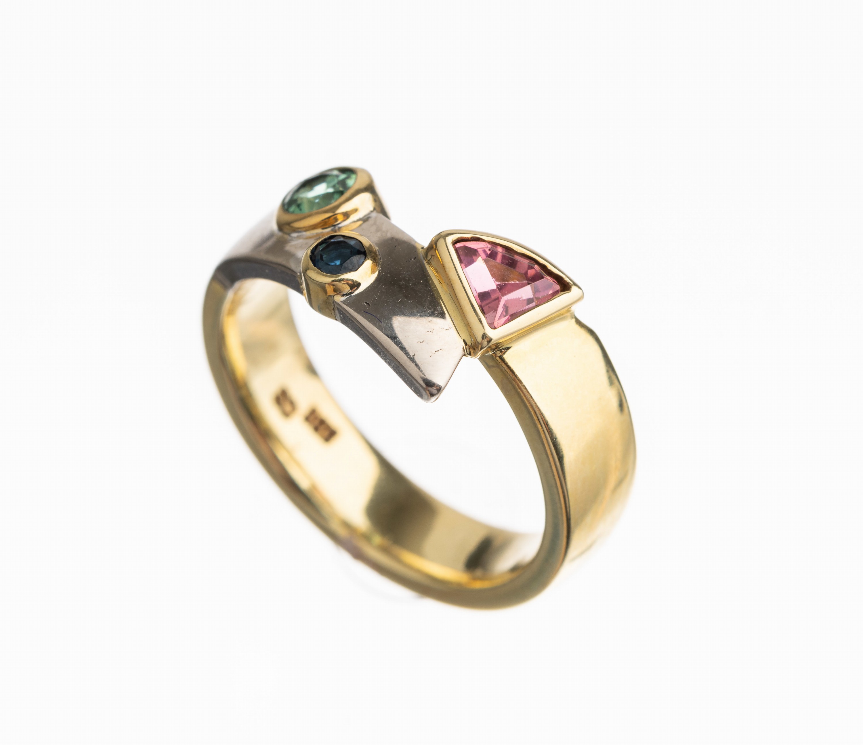 14 kt Gold Turmalin Ring, GG/WG 585/000, 3 Turmaline, rosa, grün, blau in versch. Schliffformen zus. ca. 1.0 ct, RW 56, total ca. 8.8 g