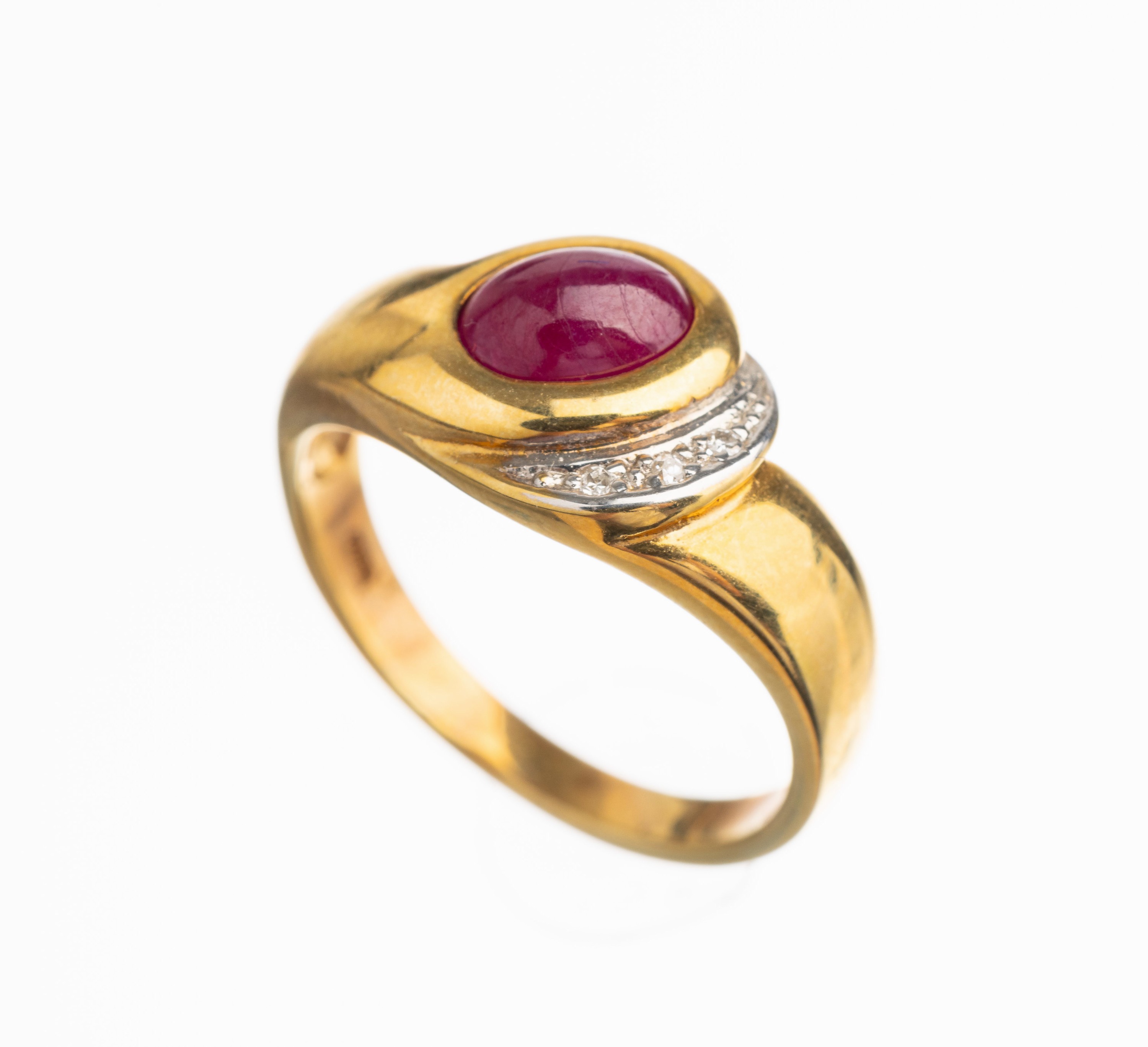 14 kt Gold Rubin Diamant Ring, GG/WG 585/000, 1 Rubin Cabochon ca. 1.60 ct, 3 8/8- Diam. zus. ca. 0.01 ct Weiß/p 1, RW 55, total ca. 3.8 g