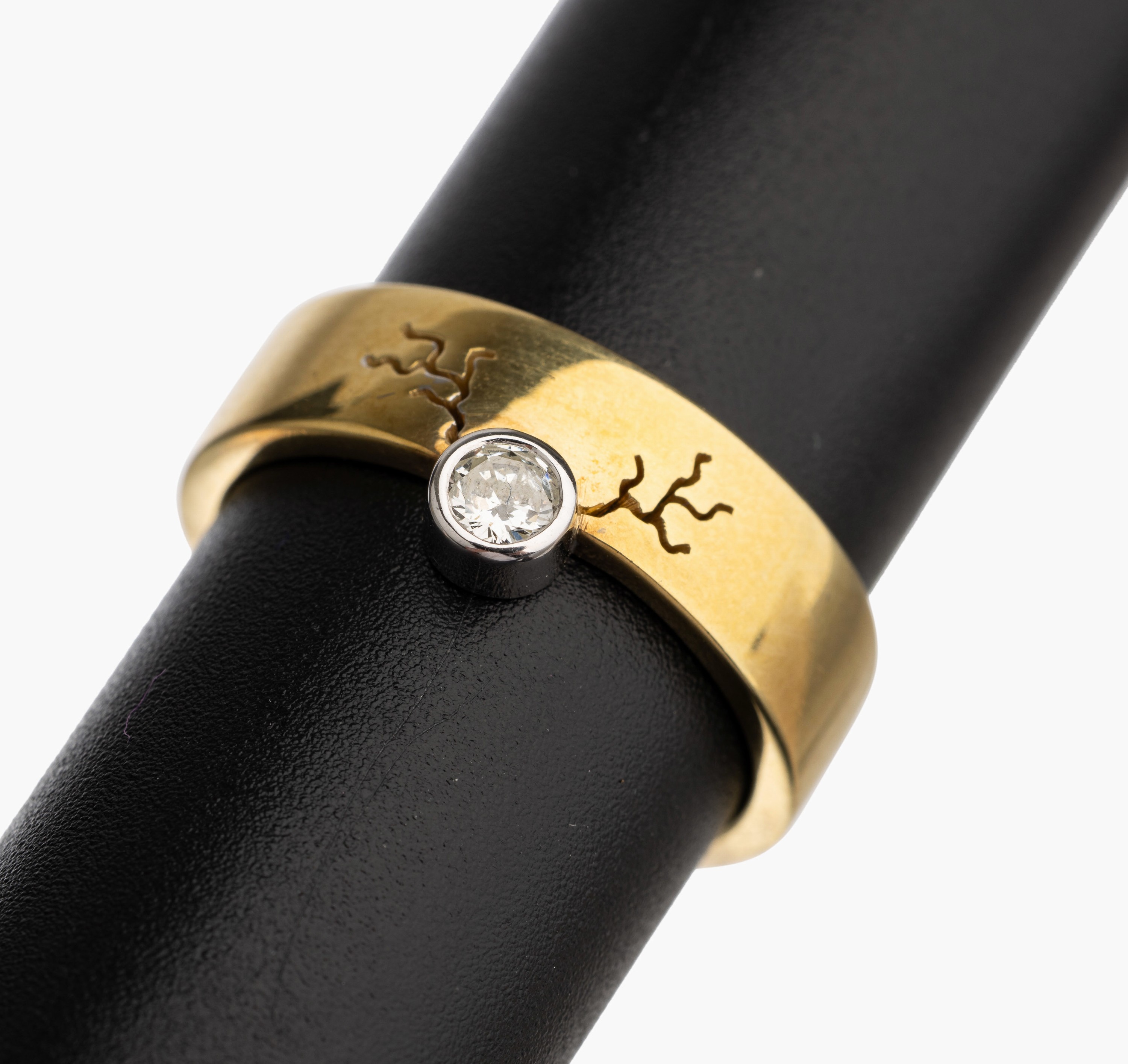 14 kt Gold Brillant Ring, GG/WG 585/000, 1 Brillant ca. 0.15 ct feines Weiß/vs, RW 56, total ca. 8.0 g