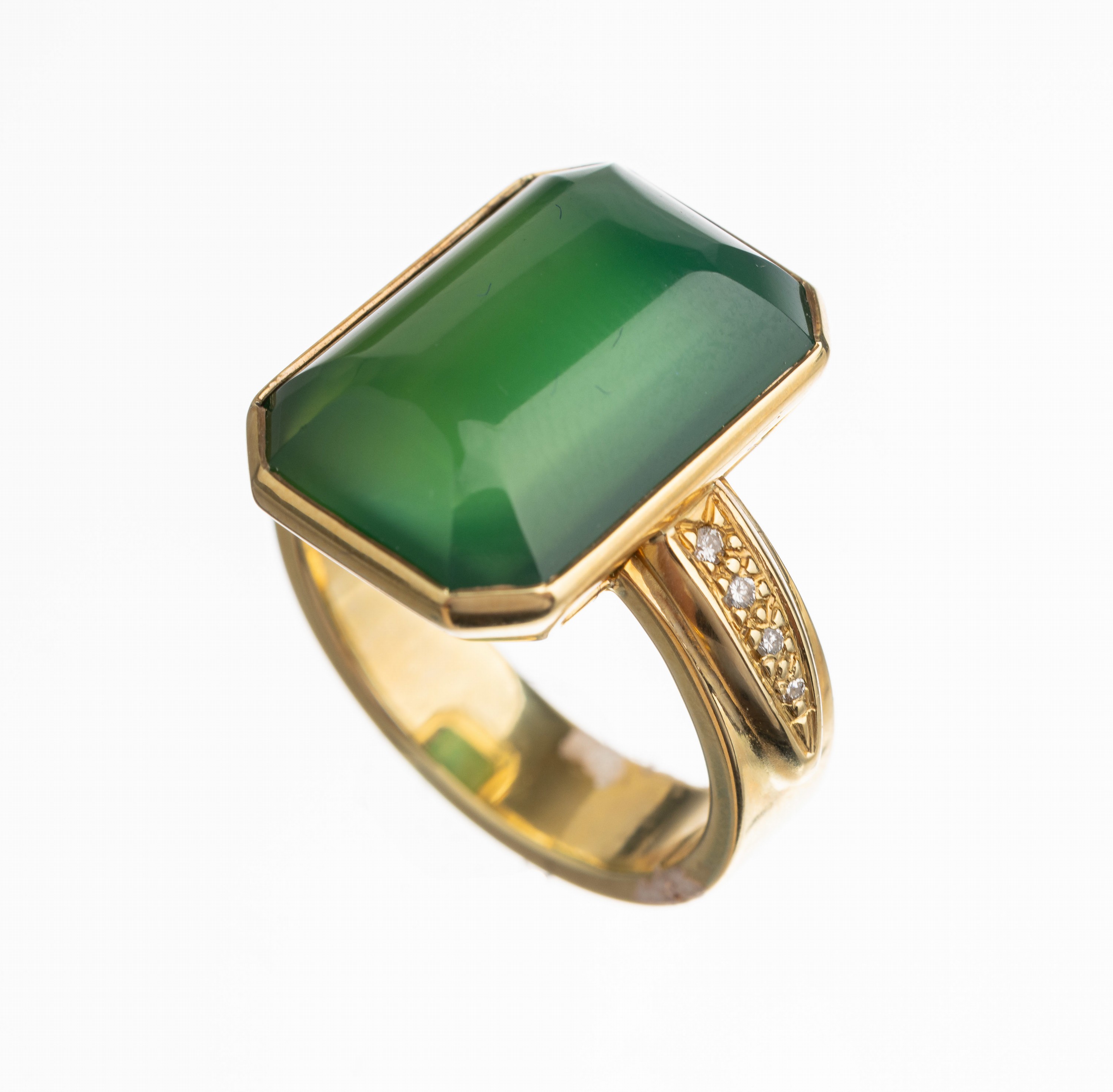 14 kt Gold Brillant Ring, GG 585/000, rechteckiger grüner Cabochon, jadefarben, vermutlich Glas, 8 Brillanten zus. ca. 0.04 ctWeiss/vs-si, RW 57, ...