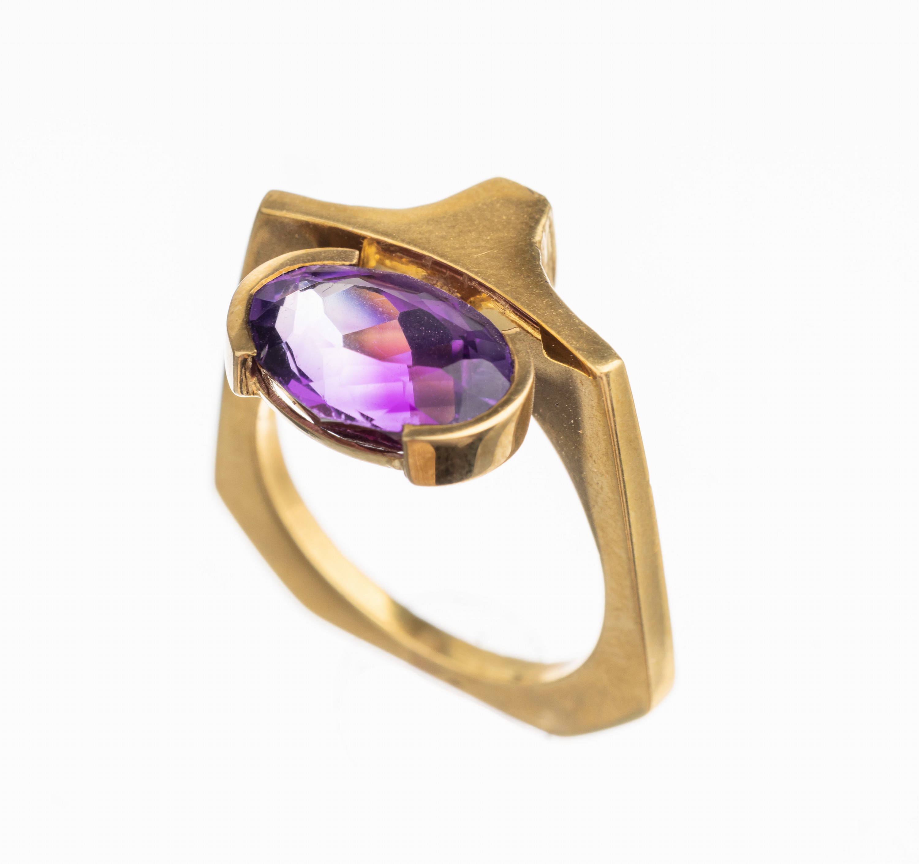 18 kt Gold Amethyst Ring, GG 750/000, ovalfacett. Amethyst ca. 2.60 ct, asym. Formgebung, 1 Seite strukturiert, 1 Seite poliert, RW 52, total ca. ...