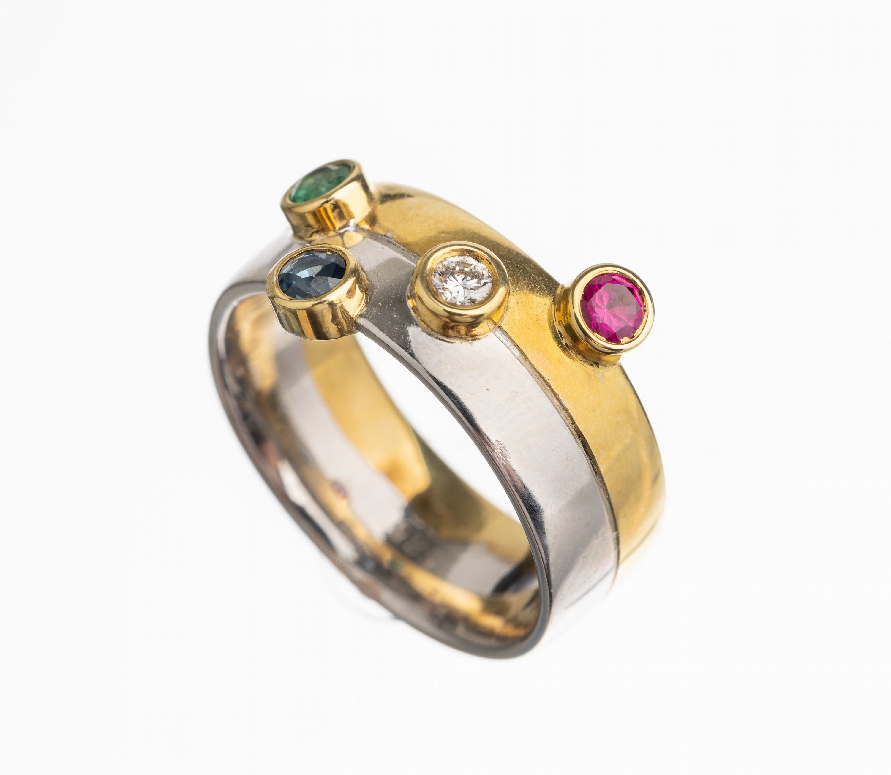 14 kt Gold Farbstein Brillant Ring, GG/WG 585/000, 1 rundfacett. synth. Rubin, 1 Smaragd und 1 Saphir zus. ca. 0.12 ct, 1 Brillant ca. 0.08 ct ...