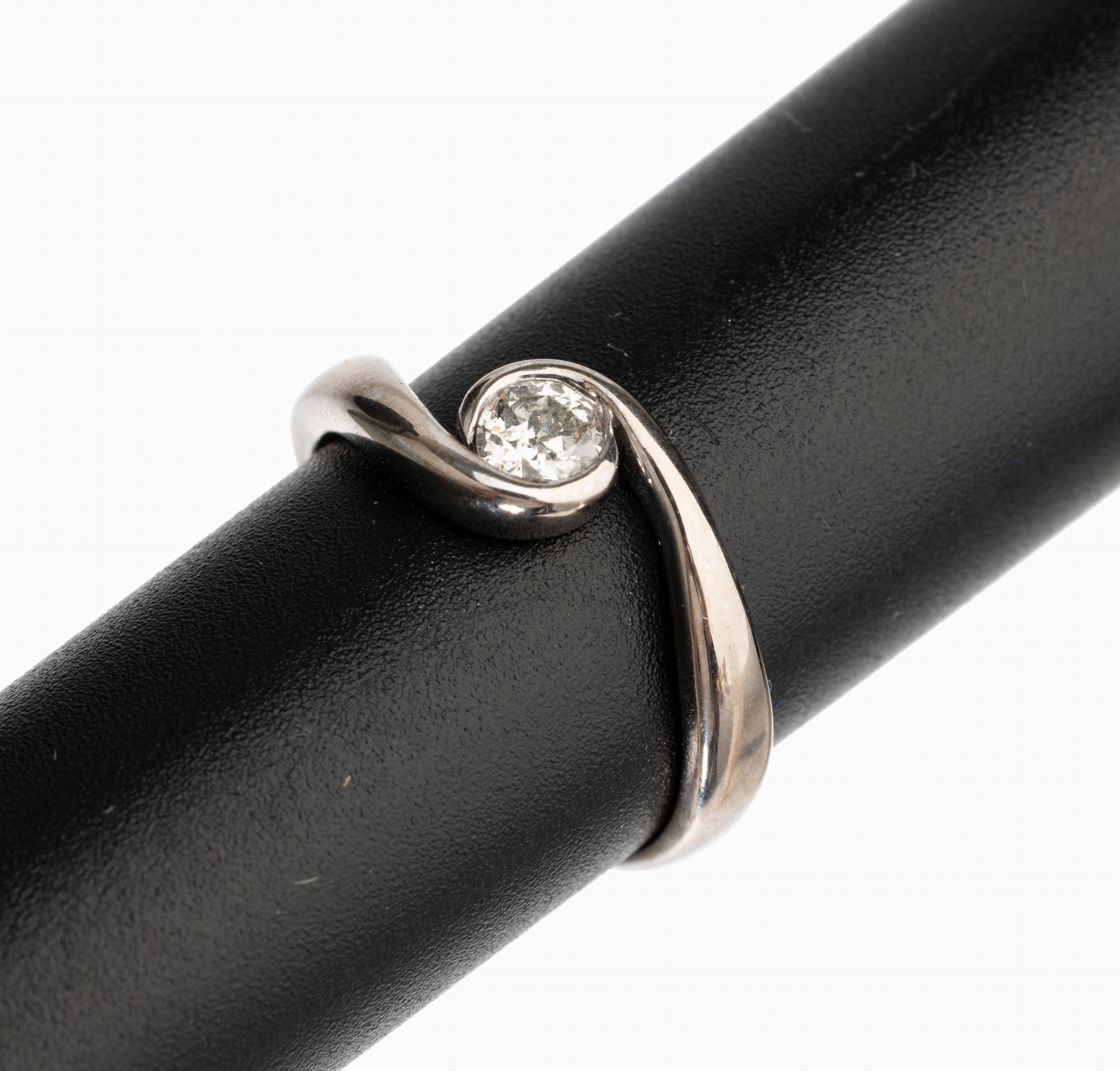 14 kt Gold Diamant Ring, WG 585/000, 1 Diamant ca. 0.26 ct Weiß/si, RW 54, total ca. 4.8 g
