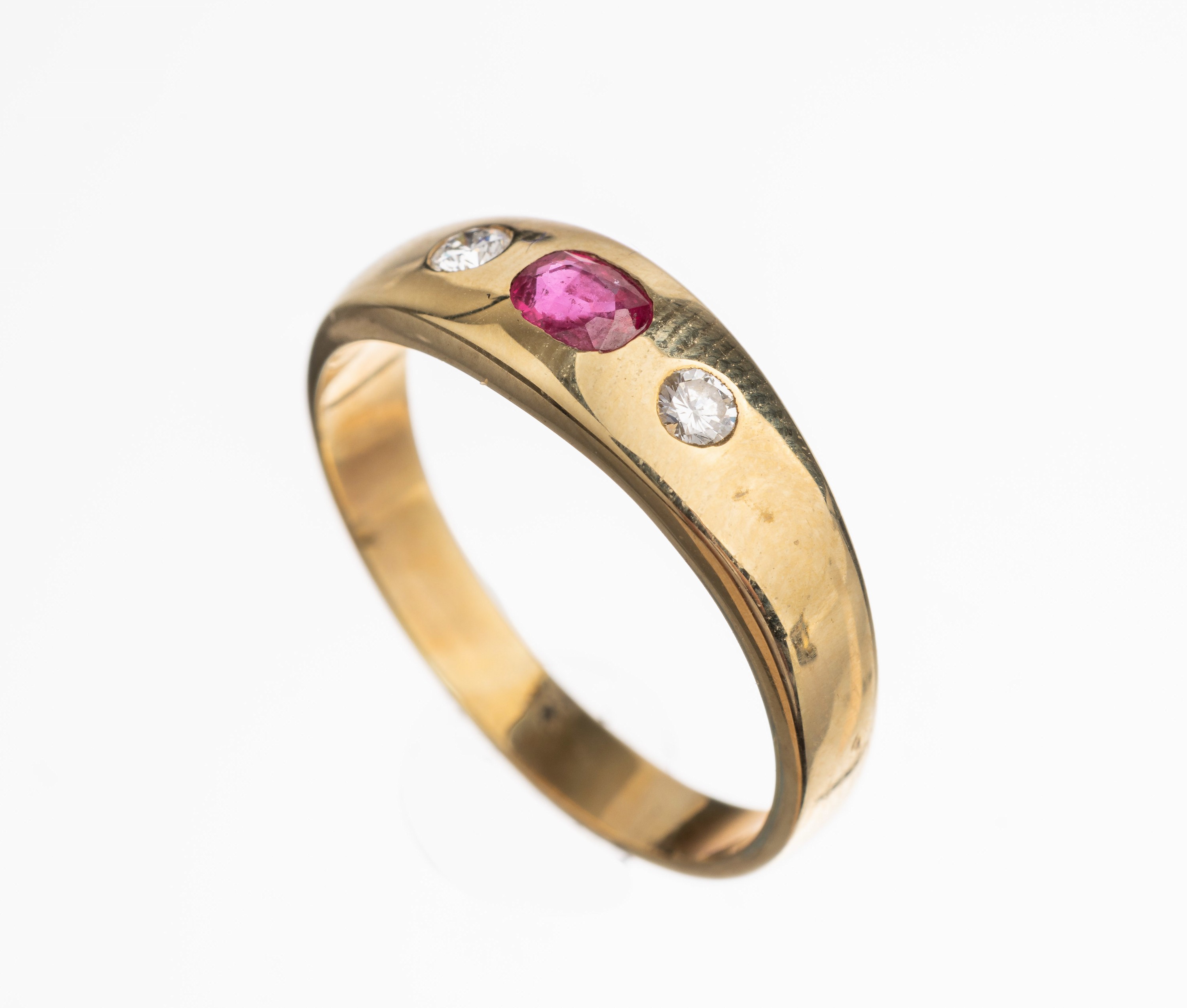 14 kt Gold Rubin Brillant Ring, GG 585/000,ovalfacett. Rubin ca. 0.20 ct, 2 Brillanten zus. ca. 0.10 ct feines Weiß-Weiß/si, RW 64, total ca. 5.4 g