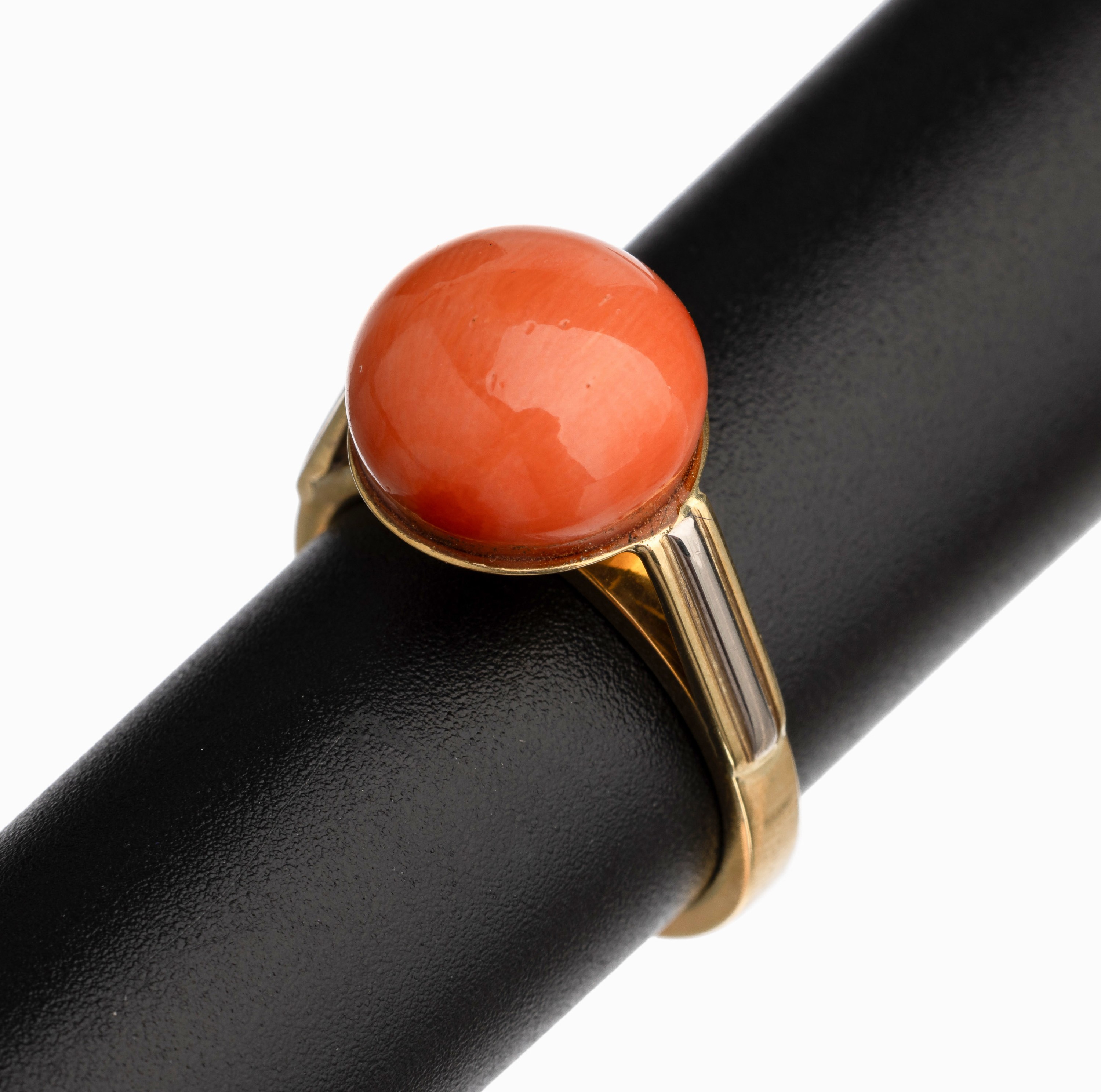 14 kt Gold Korallen Ring, GG 585/000, Korallen-Boutton Durchm. ca. 12 mm, RW 56, total ca. 7.3 g, Versand nur innerhalb der EU