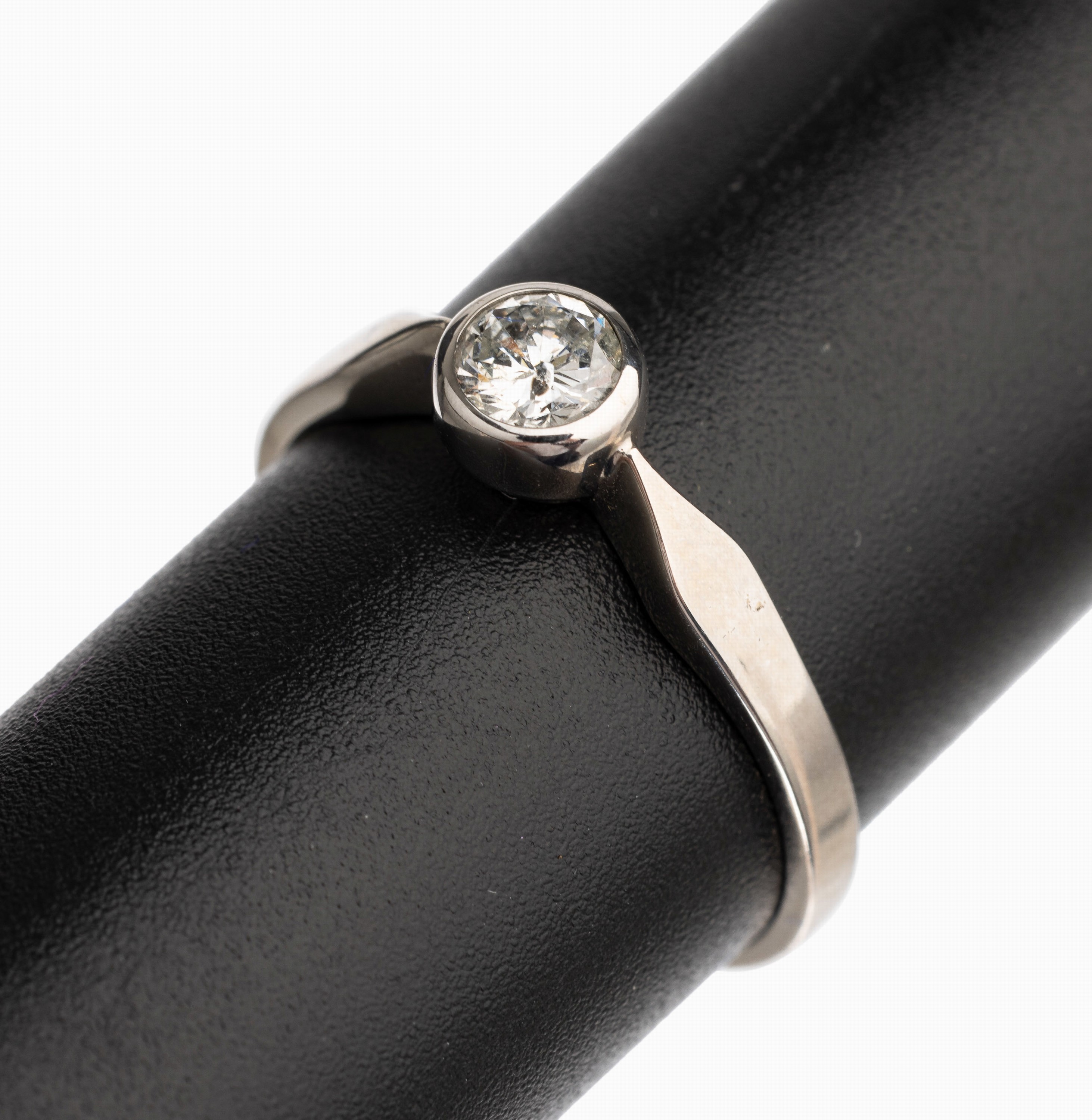 14 kt Gold Brillant Solitär Ring, WG 585/000, 1 Brillant ca. 0.35 ct Weiß/p 1, RW 57, total ca. 2.7 g