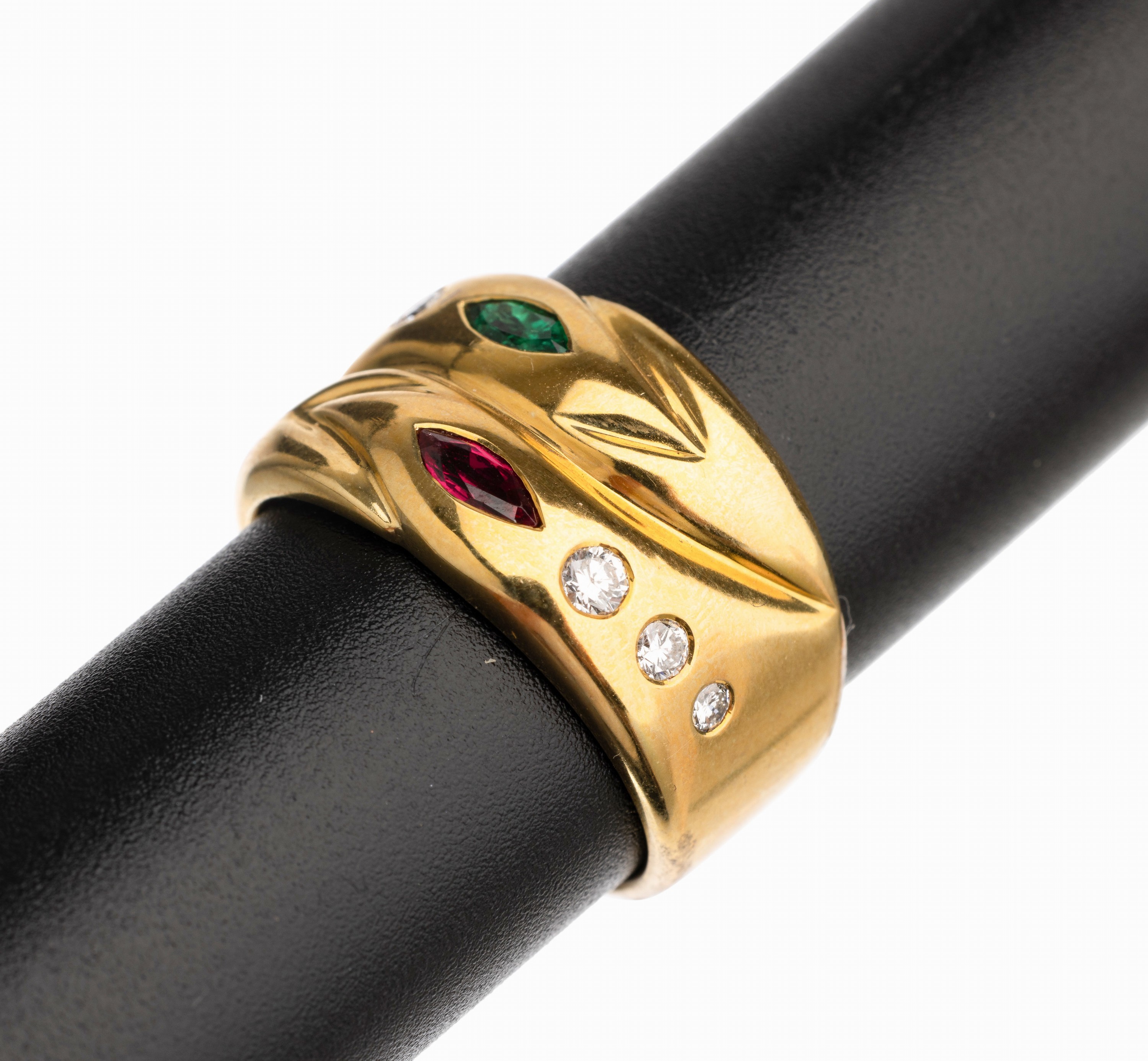 14 kt Gold Farbstein Brillant Ring, GG 585/000, 1 Smaragd- und 1 Rubin-Navette zus. ca. 0.20 ct, 6 Brillanten zus. ca. 0.30 ct Weiß/si, RW 56, ...