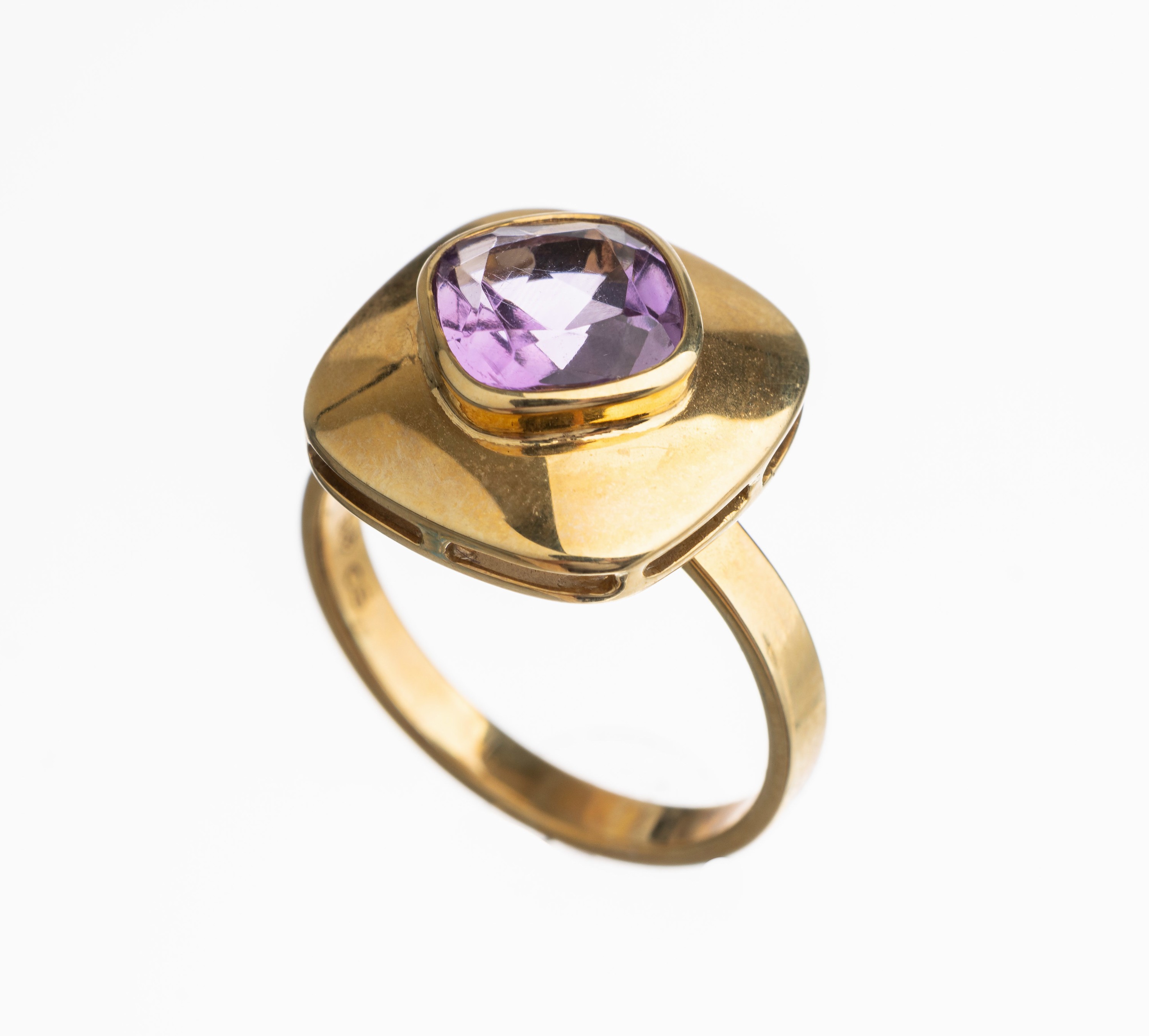 14 kt Gold Amethyst Ring, GG 585/000, Amethyst im Kissenschliff ca. 1.80 ct, RW 56, total ca. 7.5 g