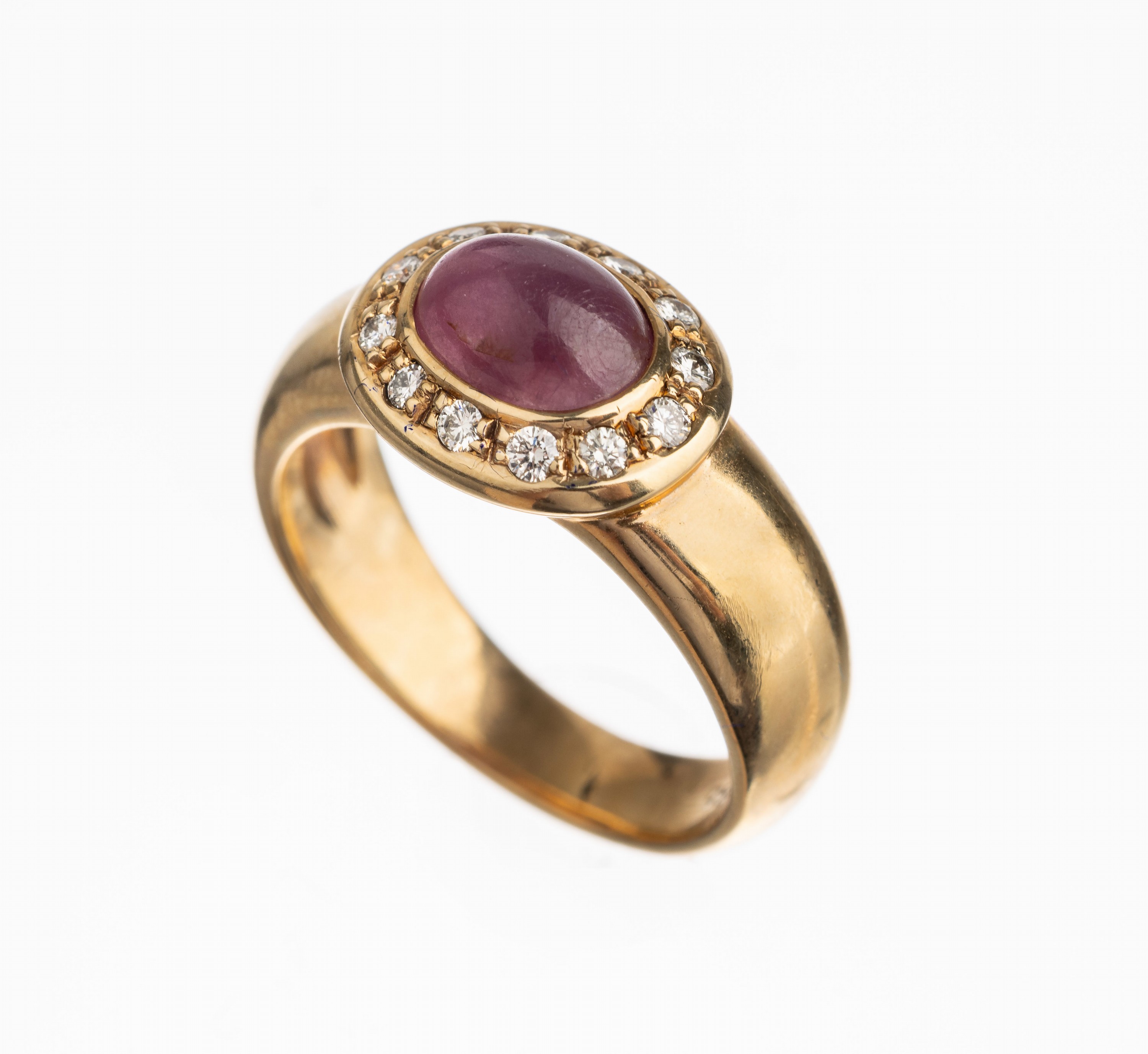 14 kt Gold Rubin Brillant Ring, GG 585/000, Rubin-Cabochon ca. 2.0 ct, 12 Brillanten zus. ca. 0.20 ct Weiß/si, RW 56, total ca. 8.6 g